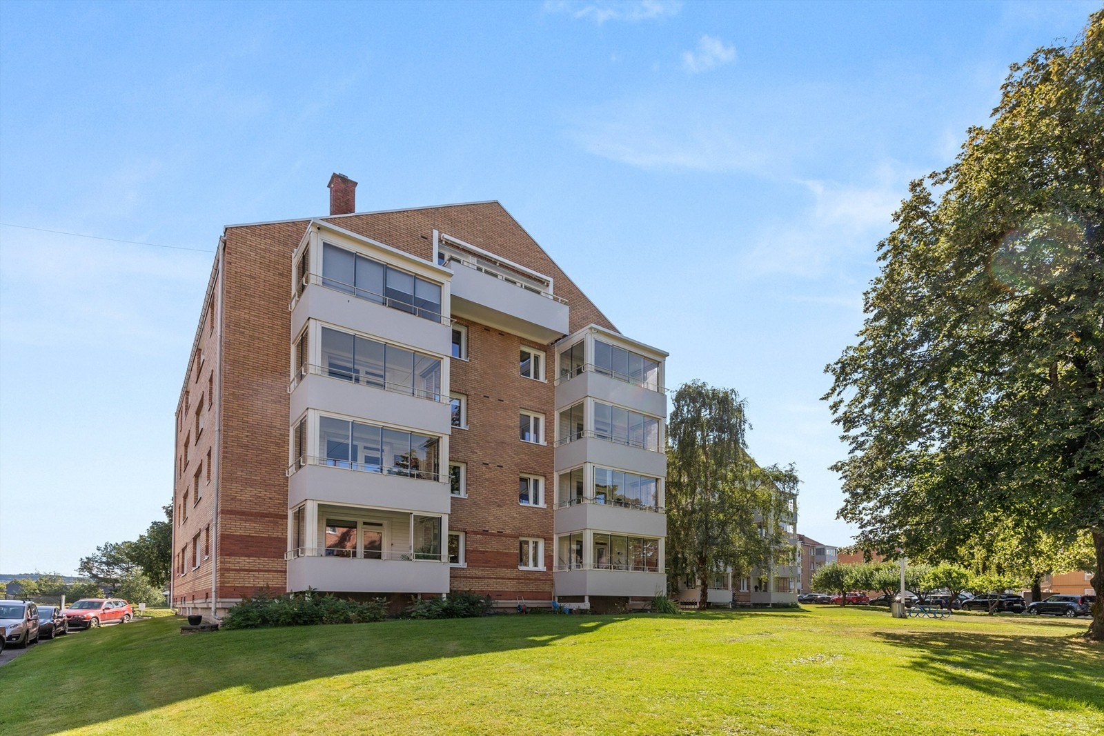 Det finnes store grøntområder rundt blokkene med interne asfalterte adkomstveier mellom blokkene. Galleribilde