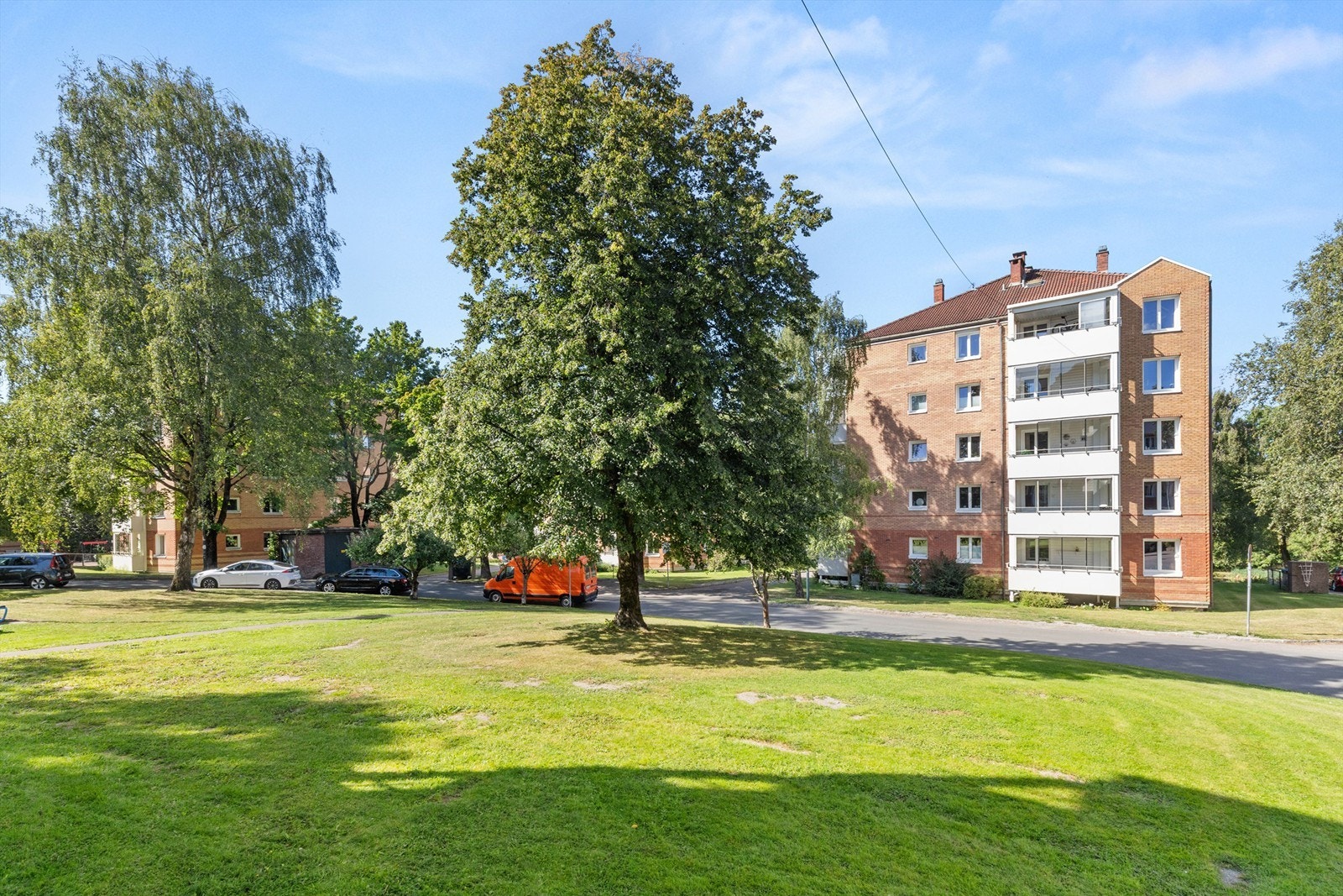 Valle borettslag ligger innerst i en blindvei i et boligområde bestående av lavblokker. Galleribilde