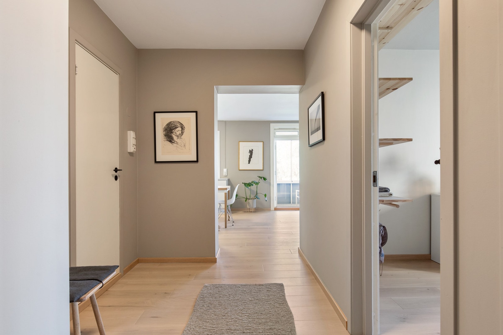 Entrèen gir et godt førsteinntrykk av leiligheten. Galleribilde