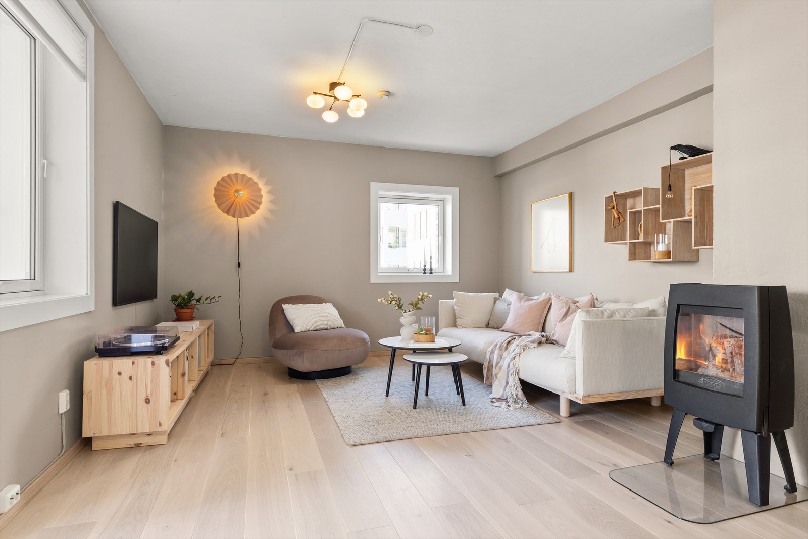 Rommet er malt i en nøytral og tidløs nyanse. Galleribilde