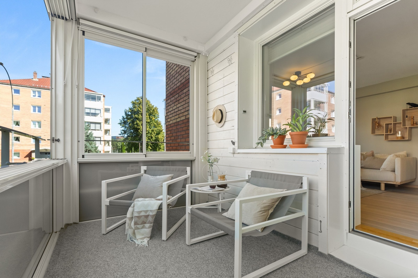 Balkongen er av god størrelse og har plass til ønsket utemøblement. Her kan årets varmere dager nytes i eget hjem, og balkongen fungerer som en fin forlengelse av stuen. Galleribilde