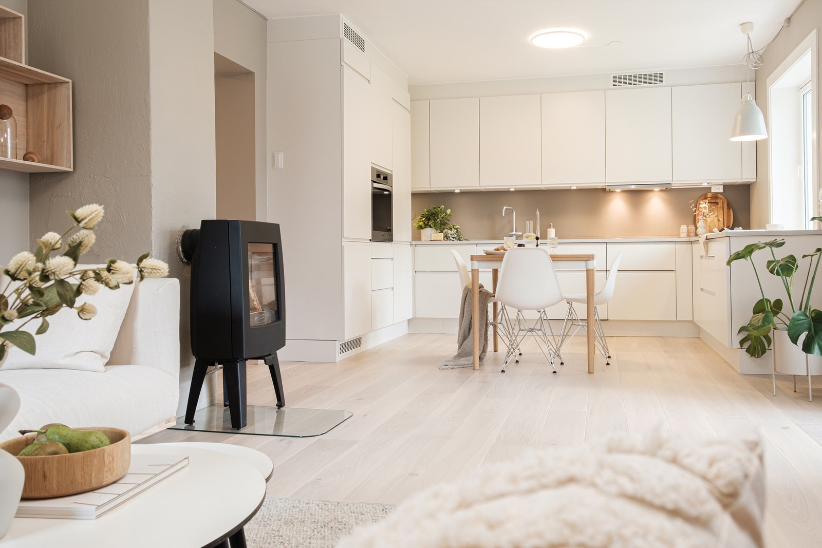 Kjøkkenet er holdt i en åpen løsning mot stuen, og er en sosial sone for matlagingen. Det er rikelig med oppbevaringsplass i både skuffer og skap, og den store benkeplaten gjør det enkelt å tilberede gode måltider. Galleribilde