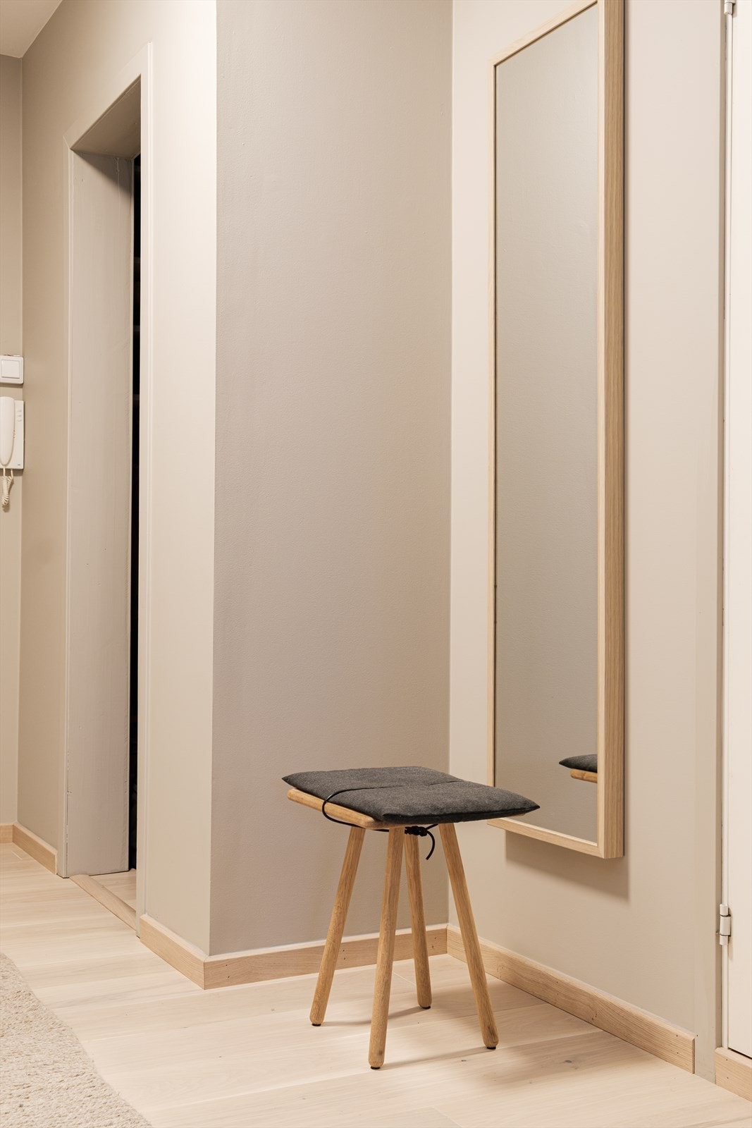 Adkomst fra entrè til alle øvrige rom. Galleribilde