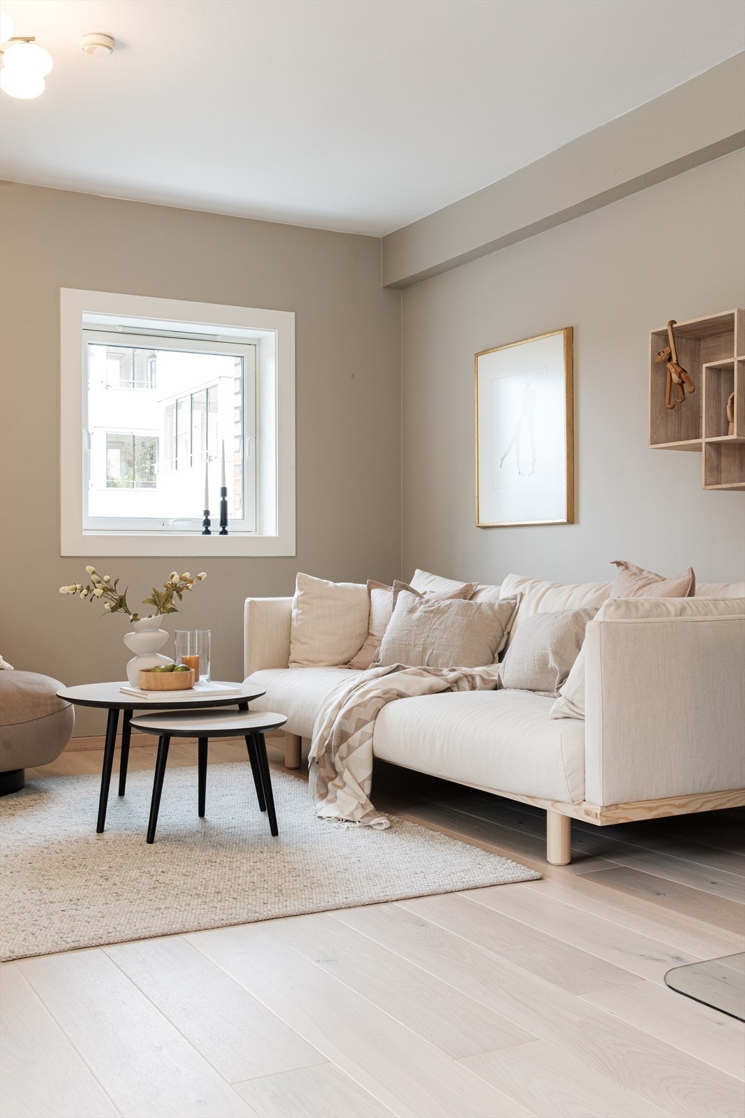 De store vindusflatene slipper inn rikelig med dagslys og skaper en åpen og luftig romfølelse. Galleribilde