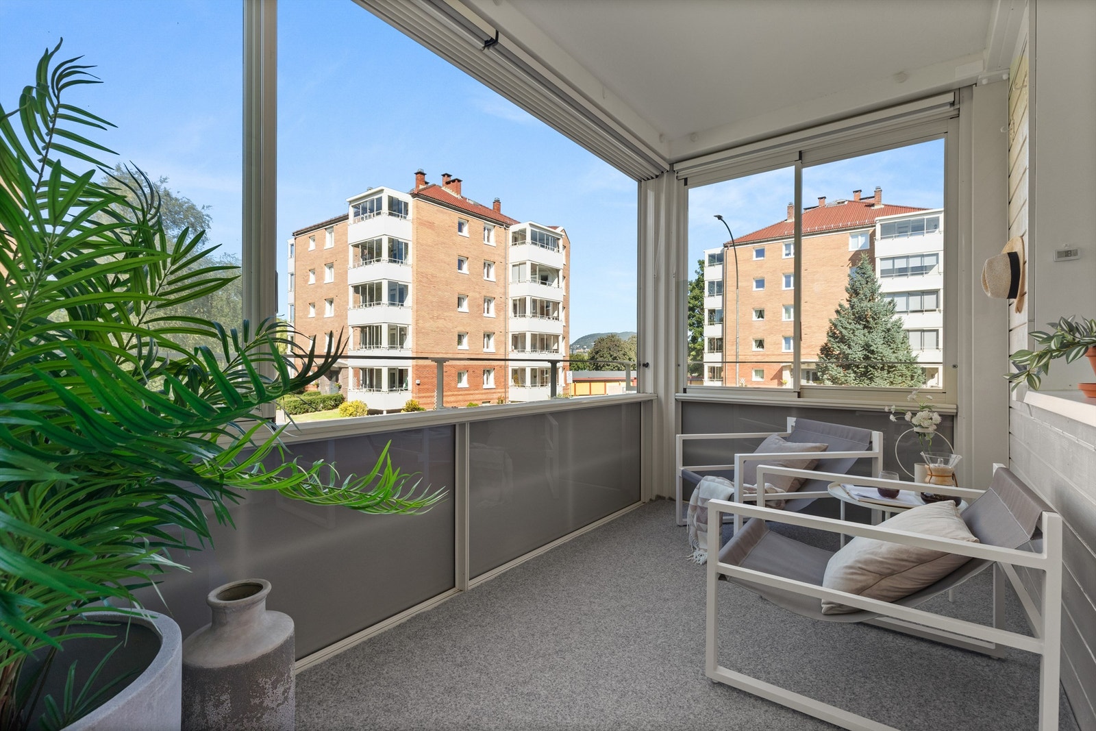 En lekker og innbydende 3-roms hjørneleilighet med innglasset balkong, åpen stue-kjøkkenløsning og nærhet til alt du har behov for i hverdagen! Galleribilde