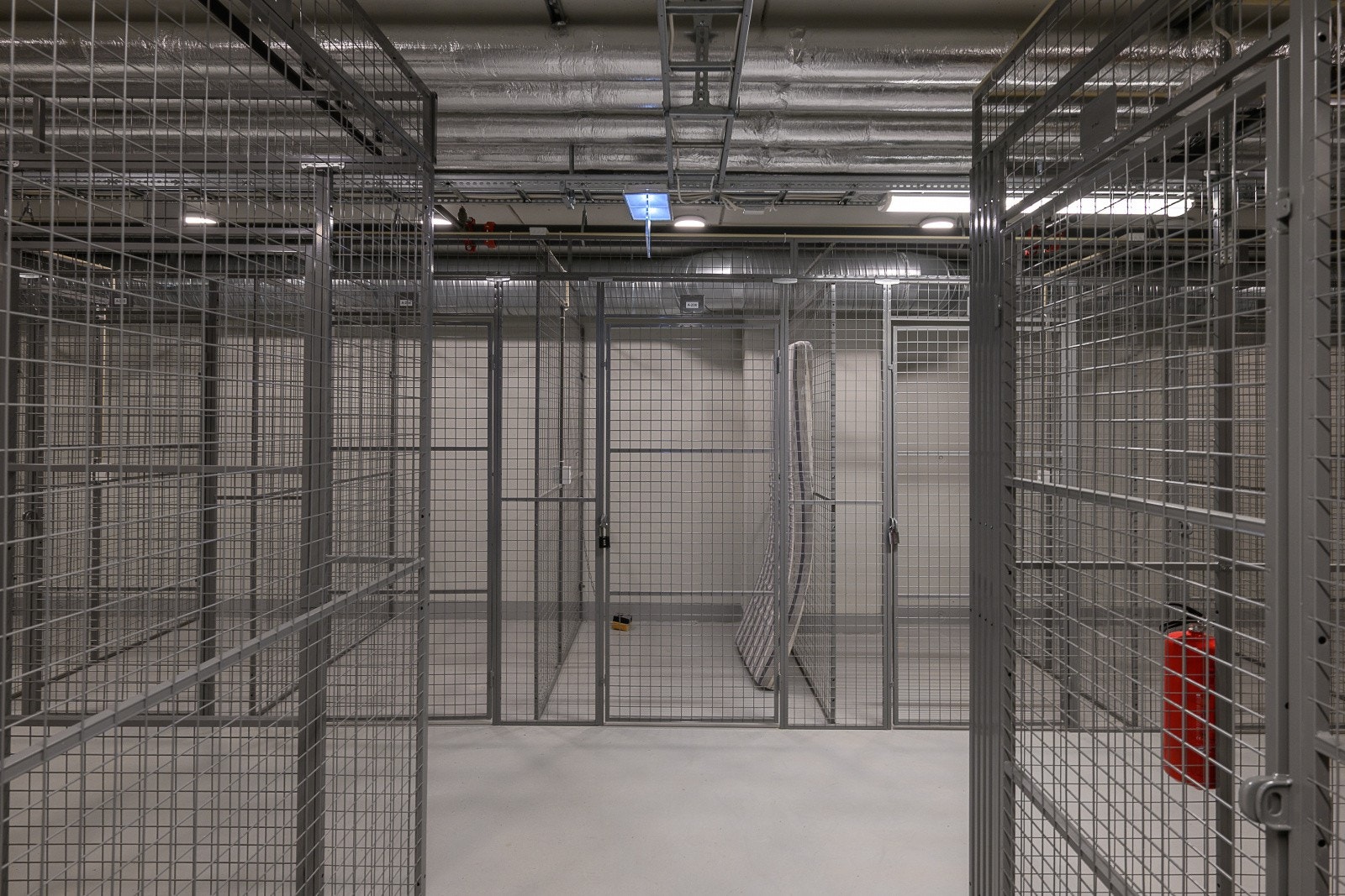 Leilighetene har bruksrett til en parkeringsplass og bodplass i garasjekjeller. Galleribilde