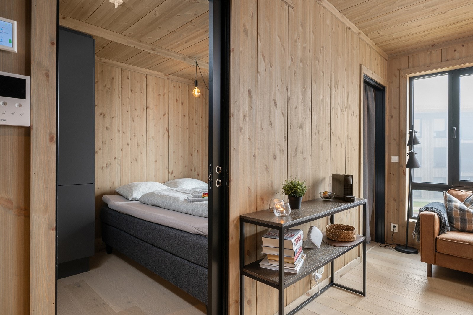 Tilkomst til soverommet gjennom to skyvedører. Galleribilde