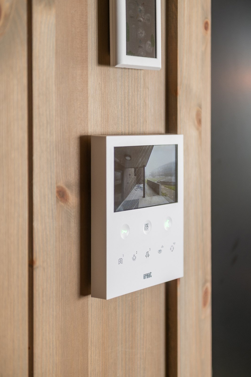 Porttelefonanlegg med tale- og bildeskjerm med fjernåpning av ytterdør. Galleribilde