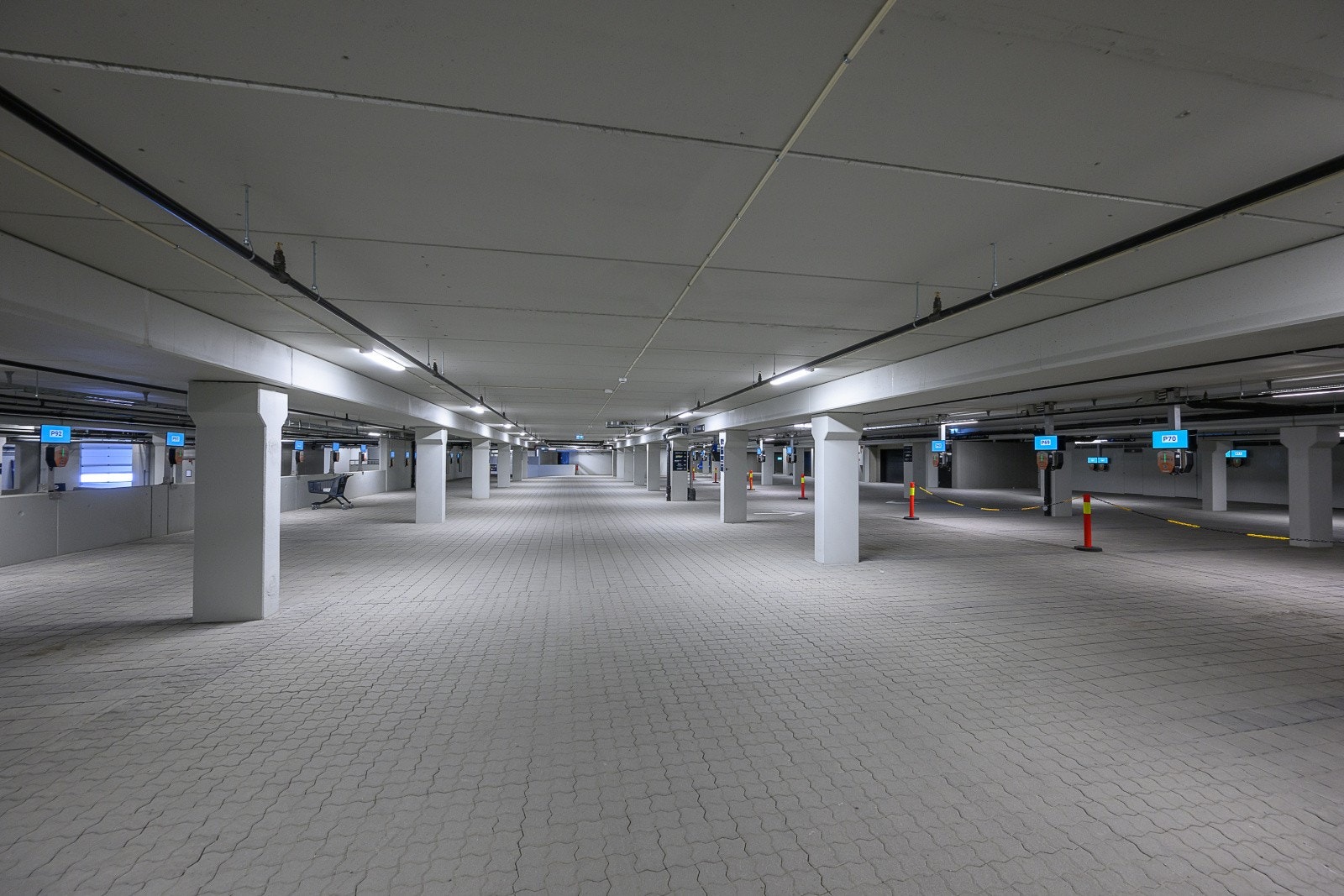 Stort felles garasjeanlegg under byggene. Alle som eier leilighet, kan booke seg parkering før de drar til fjells for inntil en uke av gangen. Galleribilde