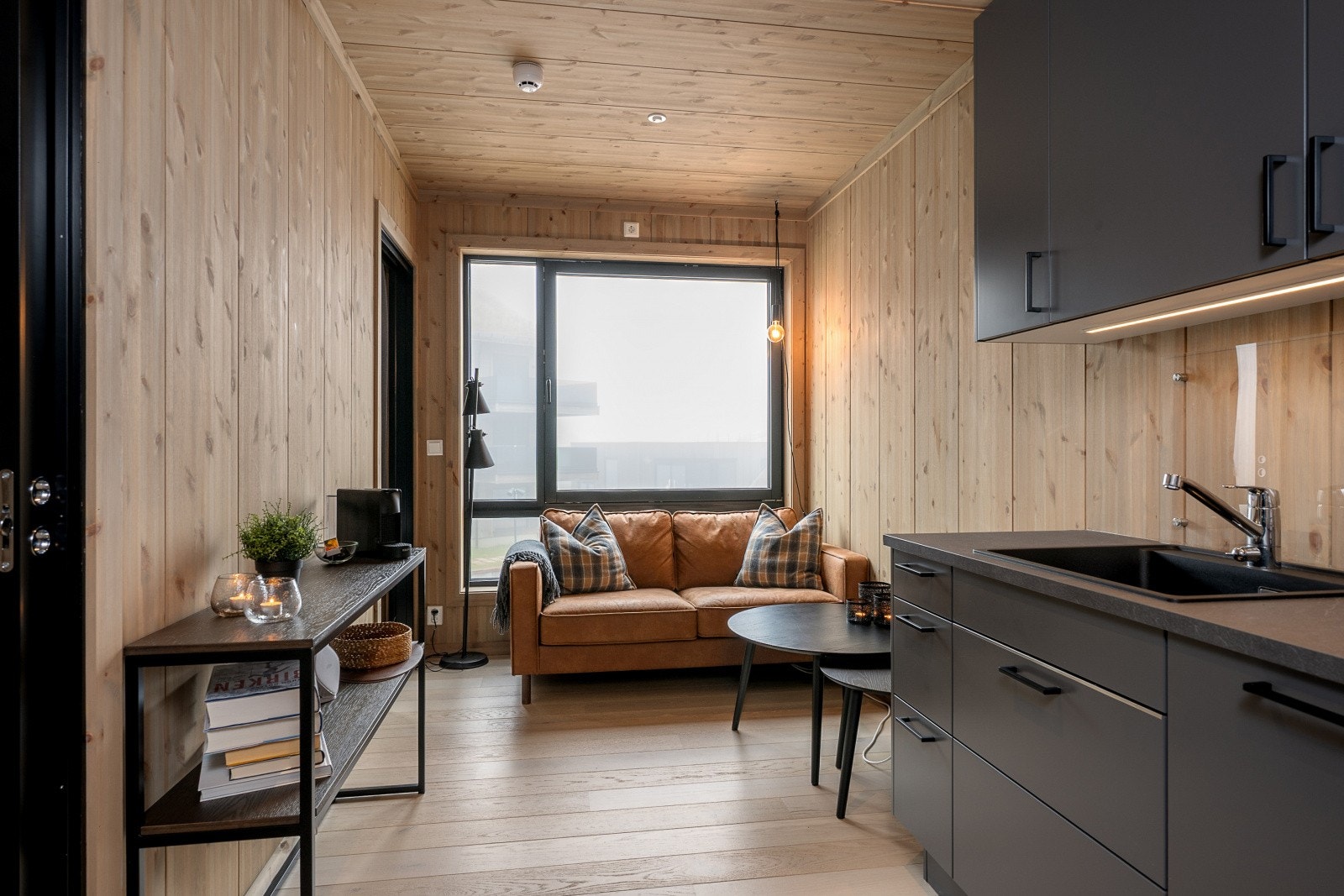 Gjennomgående 1- stavs parkettgulv med vannbåren varme, foruten soverom. Galleribilde