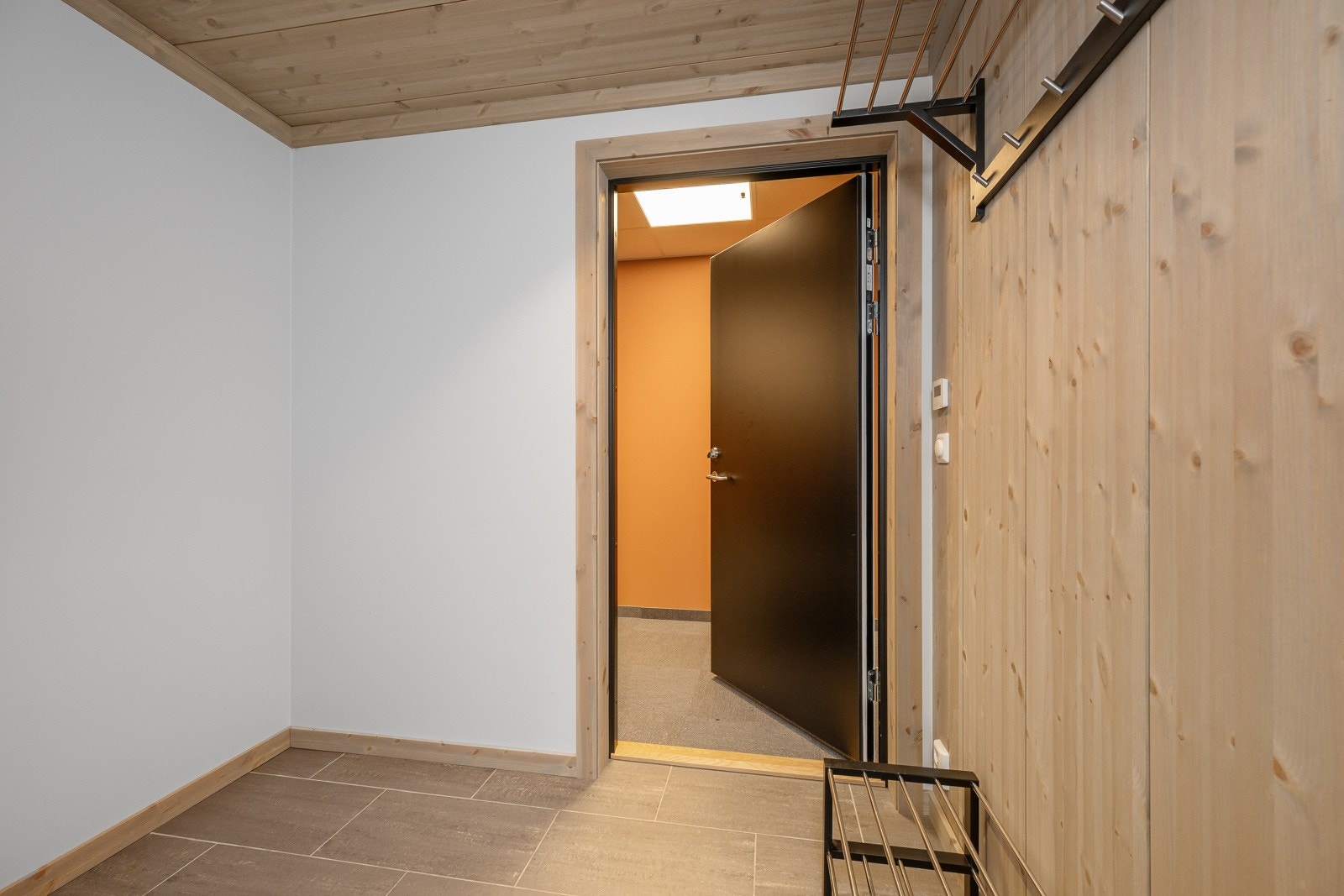 Entréen er lys og funksjonell, og gir et godt førsteinntrykk når du kommer inn. Det er plass til å henge fra seg yttertøy, samt å sette opp garderobeskap etter eget ønske. Galleribilde