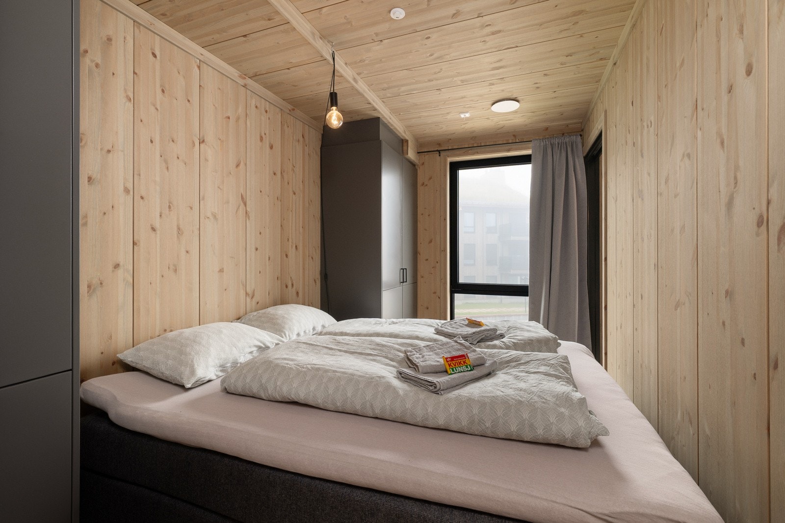 Soverommet er lunt med plass til både seng og garderobeskap på begge sider av sengen. Galleribilde