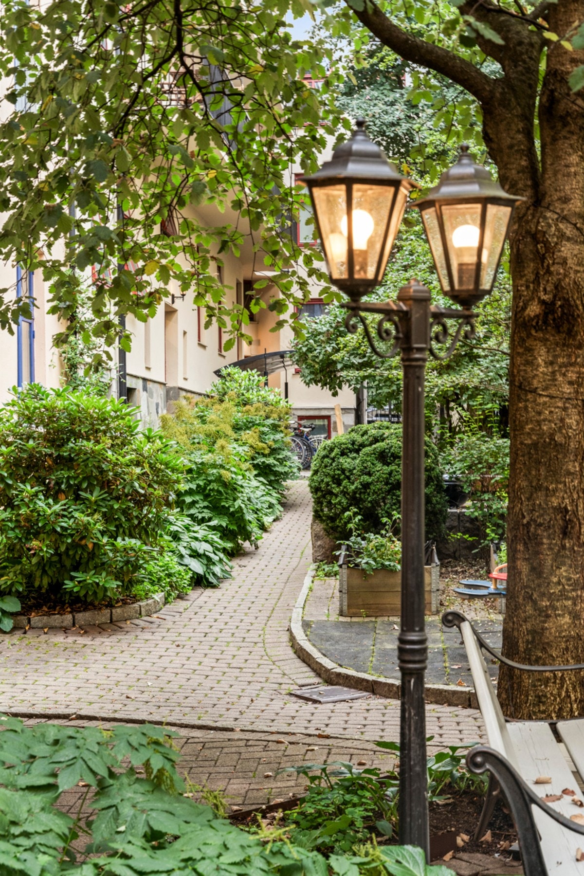 Bakgården er flott opplyst etter at solen har gått ned. Galleribilde