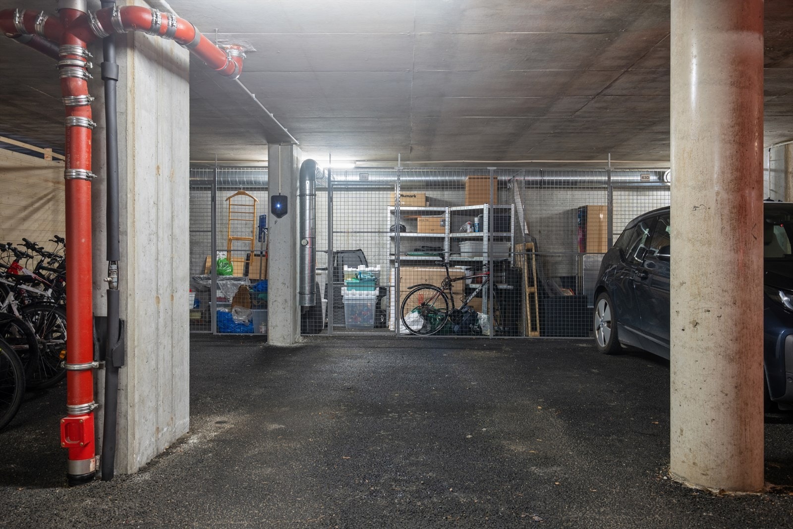 Fast parkeringsplass i lukket anlegg med el-lader installert og tilhørende bod. Galleribilde