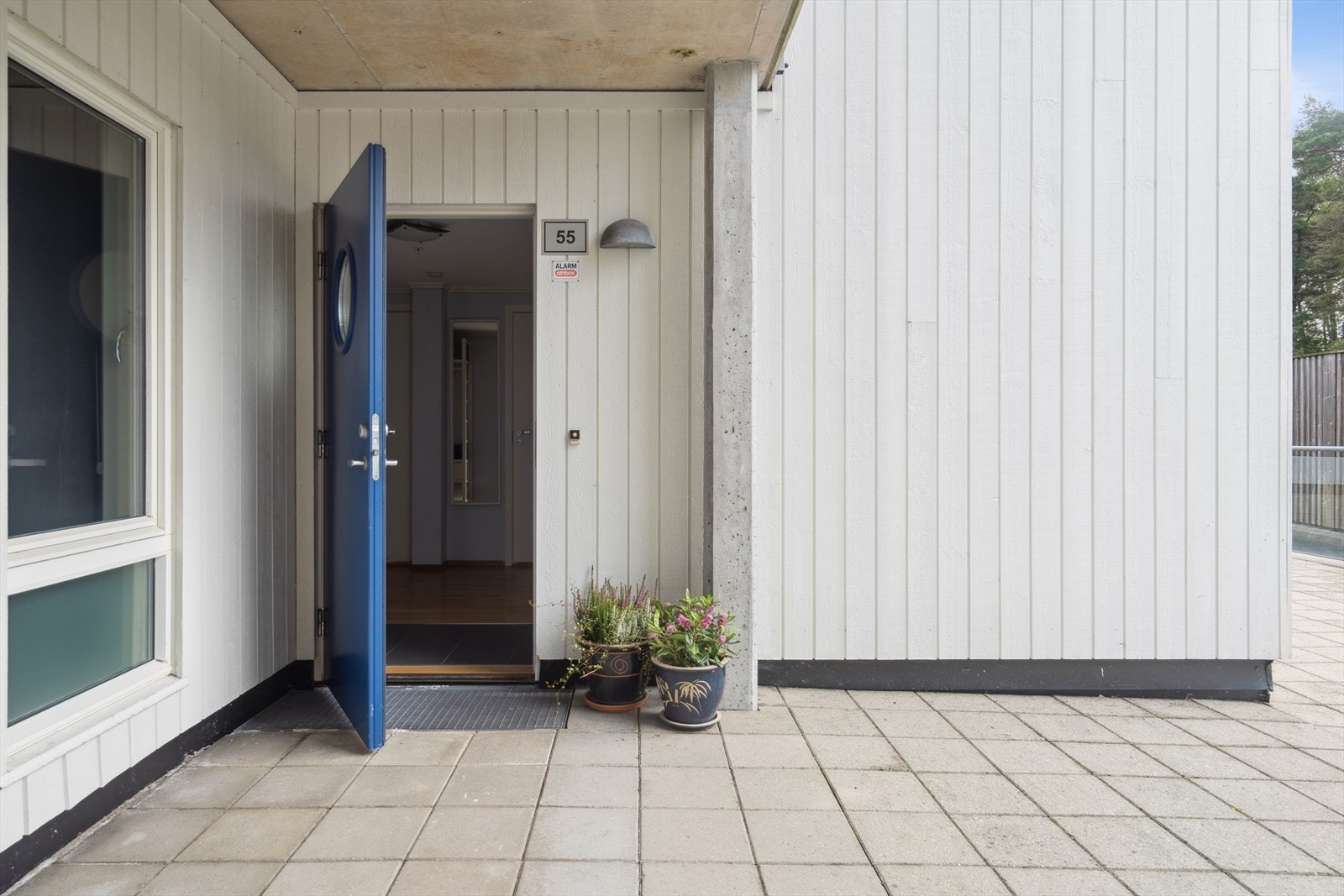 Leiligheten ligger i et attraktivt og veletablert område på Madlamark/Gosen i Stavanger kommune, med Jernaldergården og blant annet Madlavoll barneskole som nærmeste naboer. Galleribilde