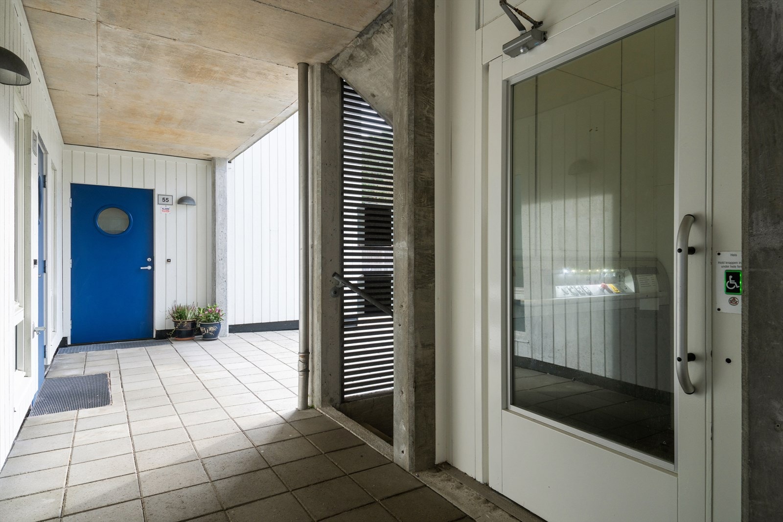 Fra leiligheten har du både trapper og heis direkte ned til parkeringsanlegget. Galleribilde