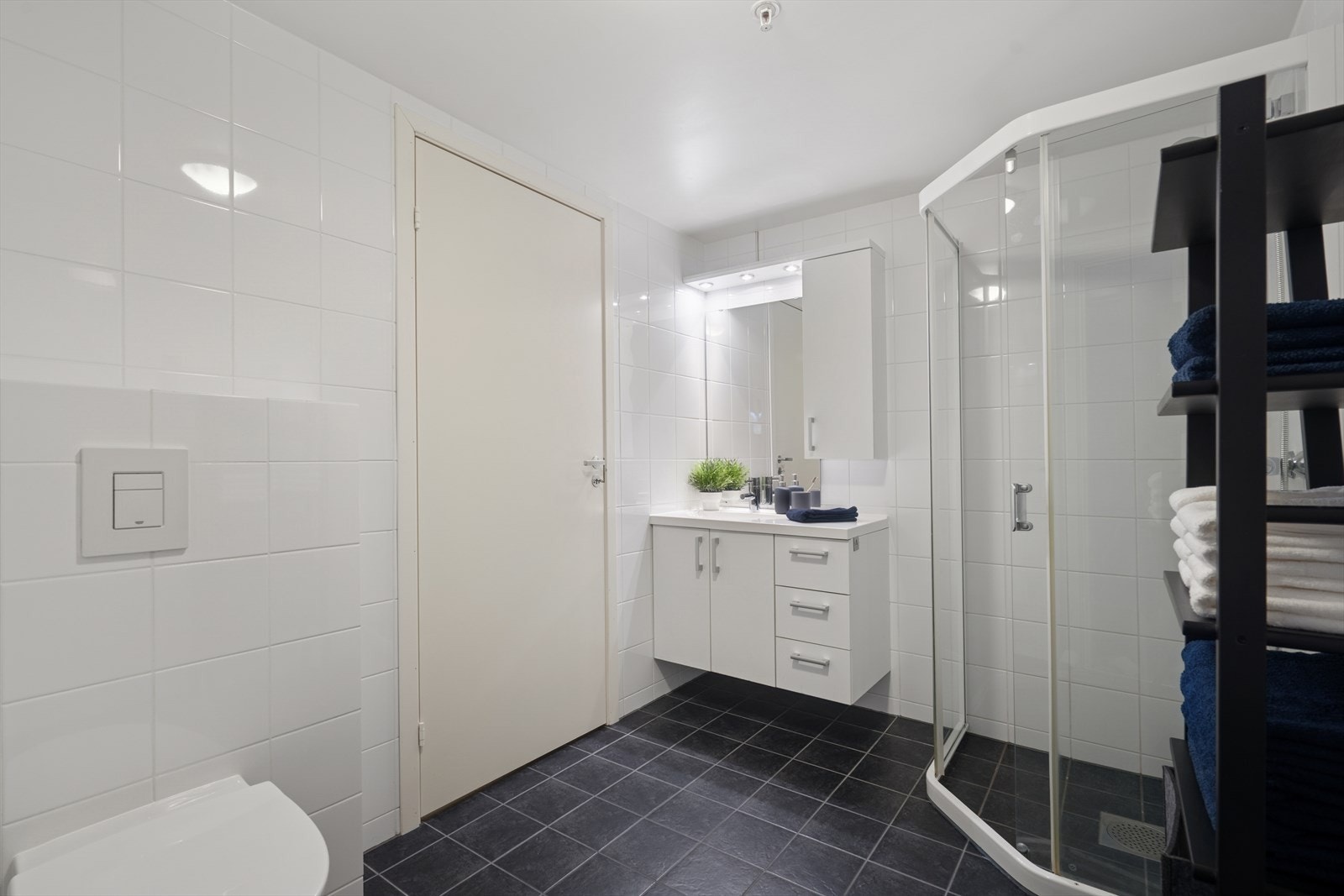 Badet er stilrent og har tilknyttet vaskerom som kan avskjermes. Galleribilde