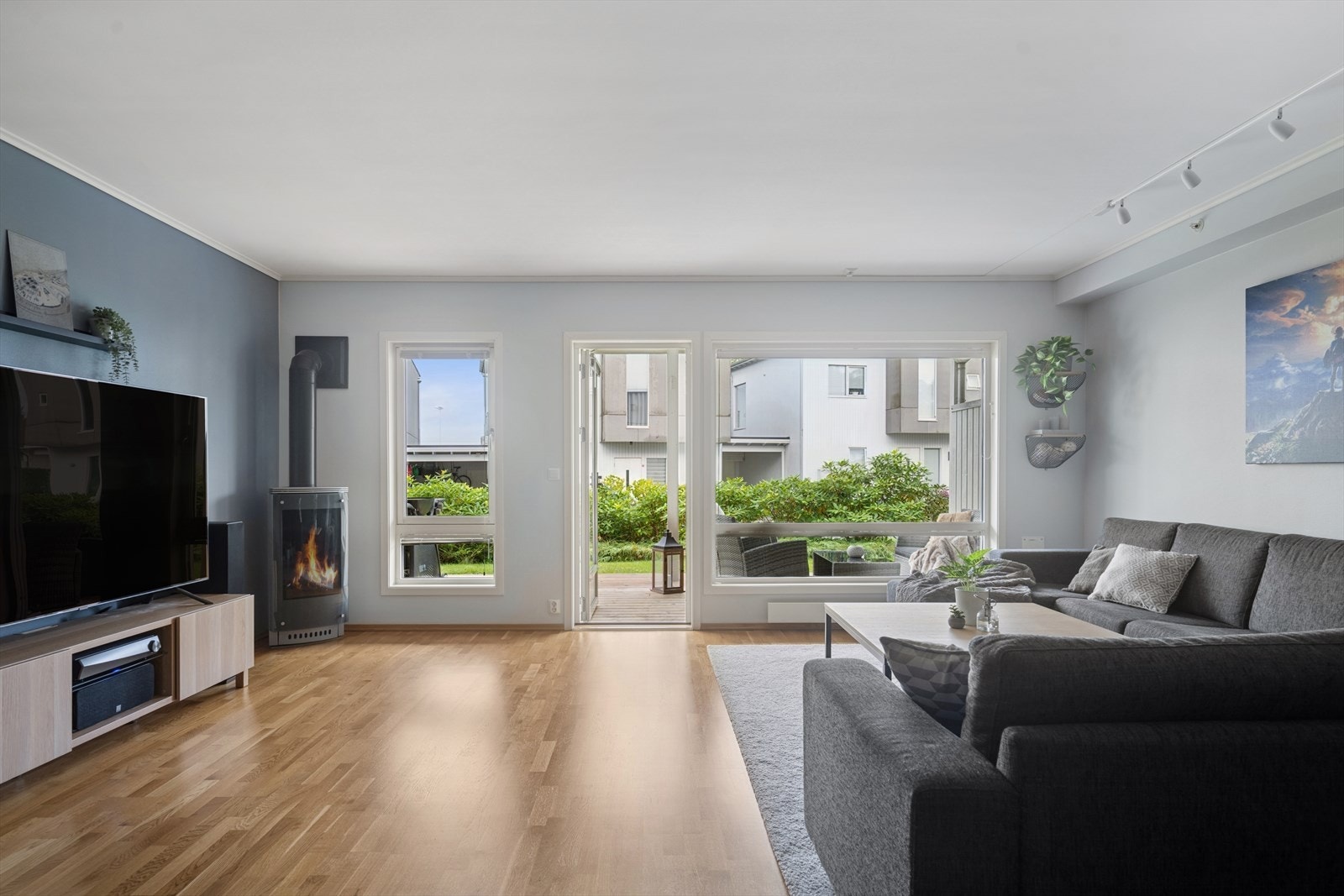Stuen har god plass til en stor sofagruppe, TV- og spiseområde, samt en koselig gasspeis som gir ekstra atmosfære. Galleribilde
