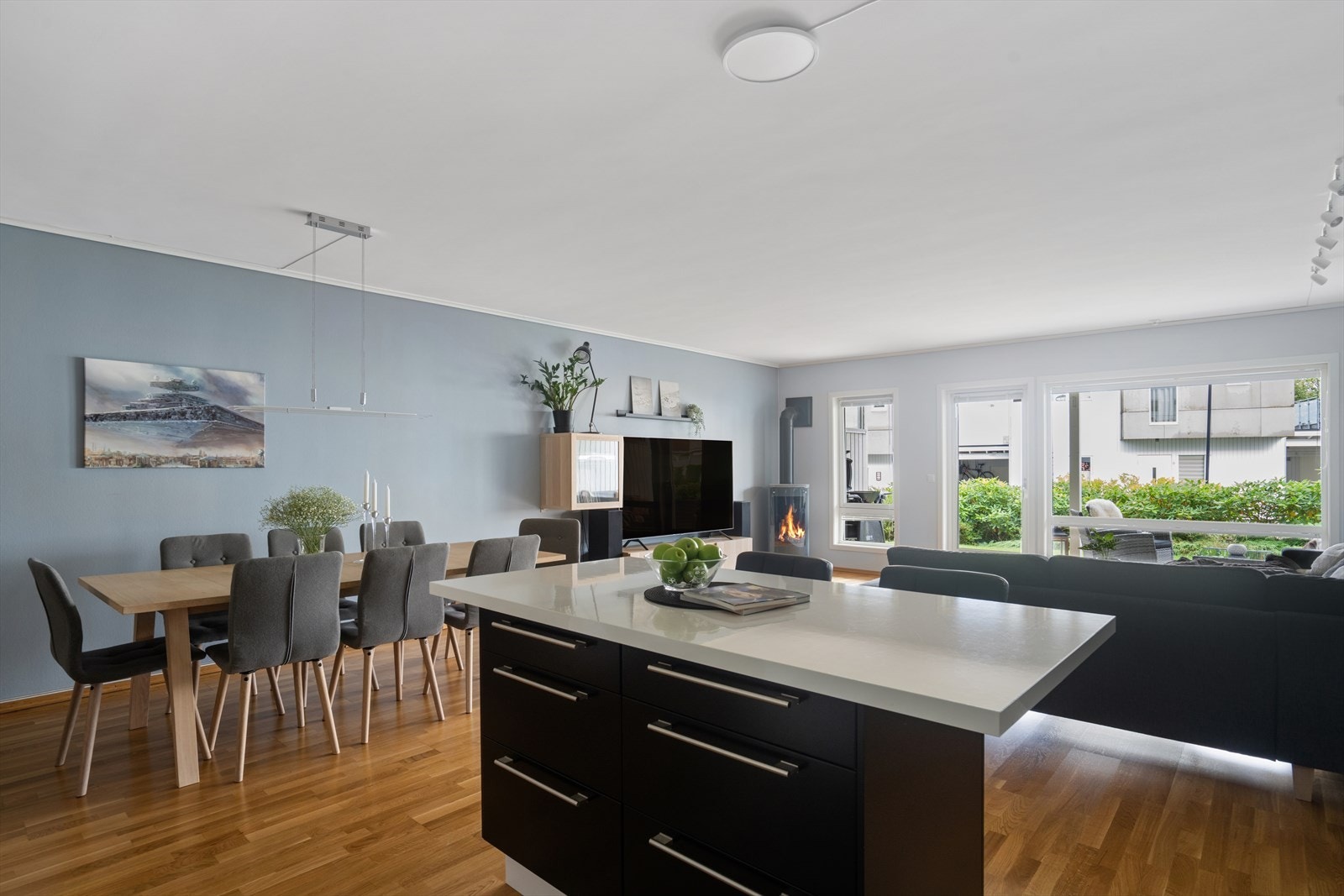Plass til langbord/spiseområde like ved kjøkkenet. Galleribilde