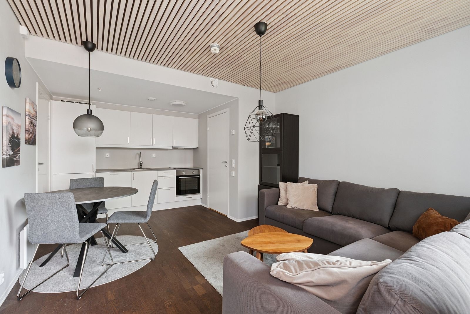 Lyst og pent kjøkken med integrerte hvitevarer - Både spisegruppe og sofagruppe Galleribilde