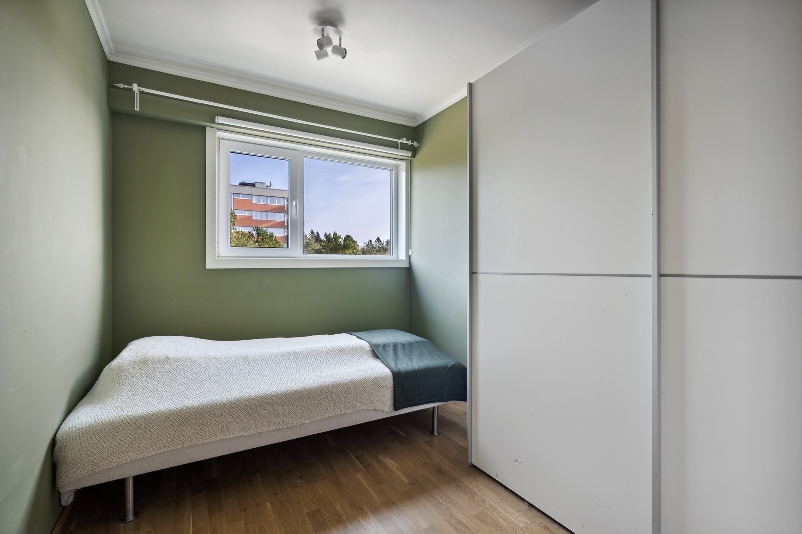 Soverom 3 med plass til en dobbeltseng i tillegg til leksepult. Integrert garderobe m/skyvedører Galleribilde