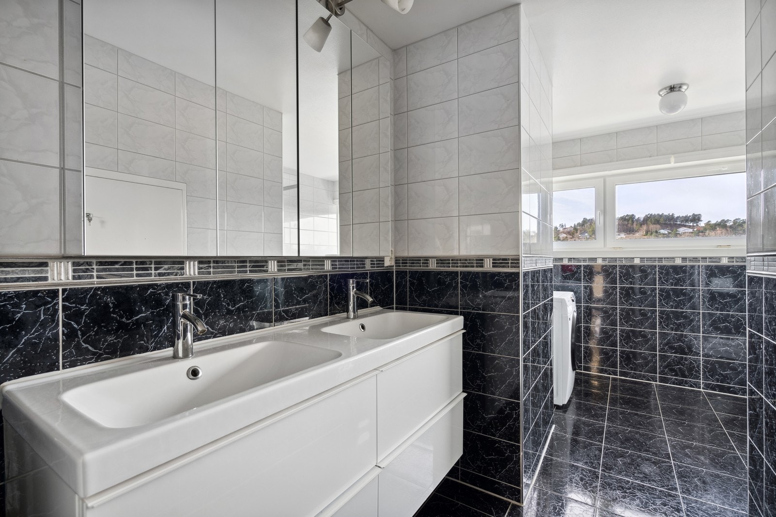 Pent, stort bad med dobbelvask, vaskemaskin og dusjkabinett. Galleribilde
