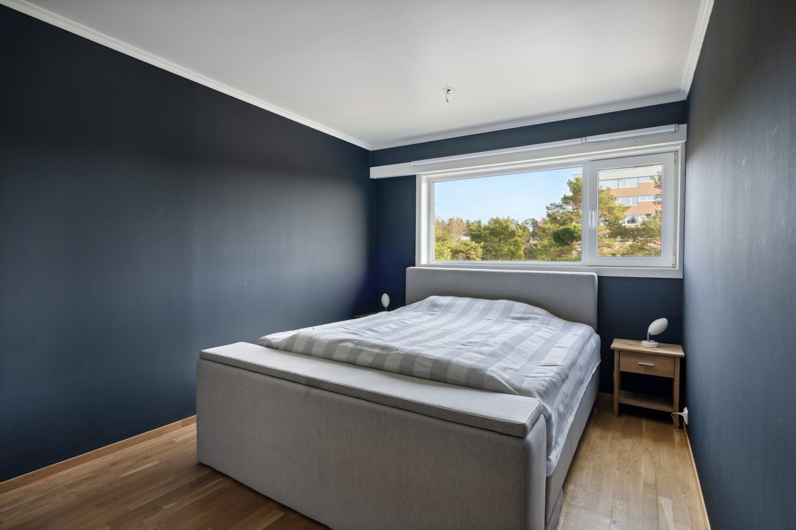 Stort hovedsoverom med god plass til dobbeltsengen, garderobe og kanskje en arbeidsplass. Galleribilde