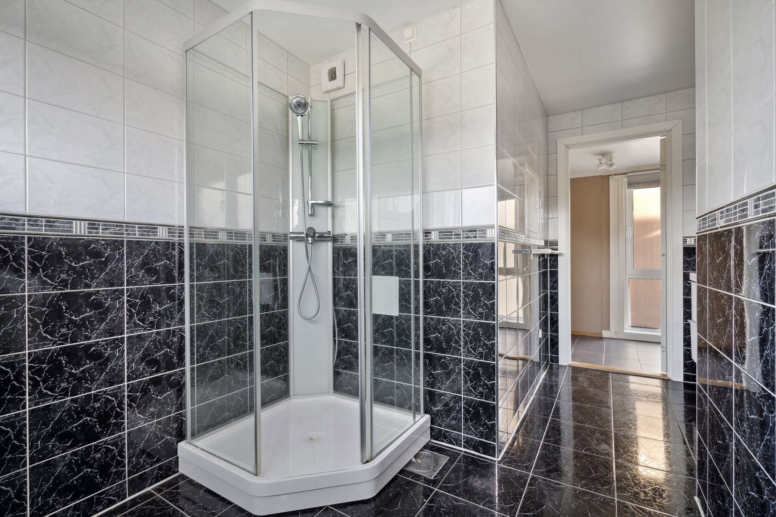 Badet er flislagt og har varme i gulv. Automatidsk avtrekk og vinduer ut, uten innsyn. Galleribilde