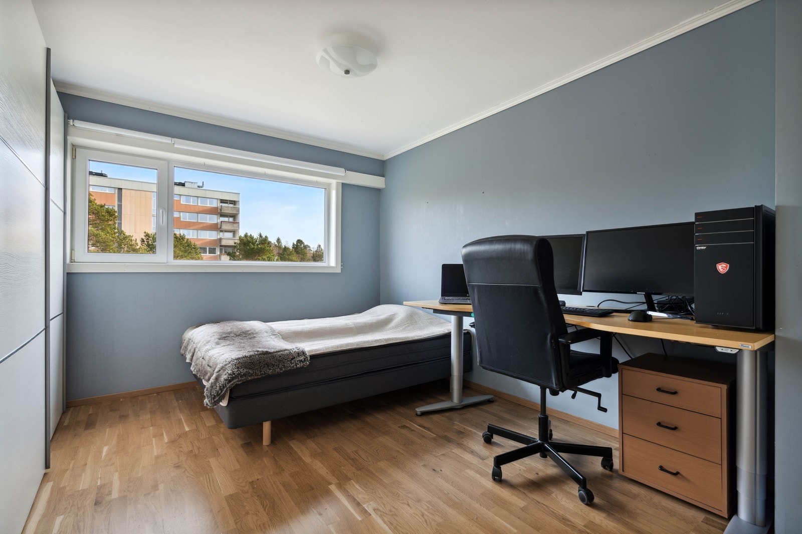 Soverom 2 har også god plass til bobbeltseng, arbeidsplass, samt integrert garderobe med skyvedører Galleribilde