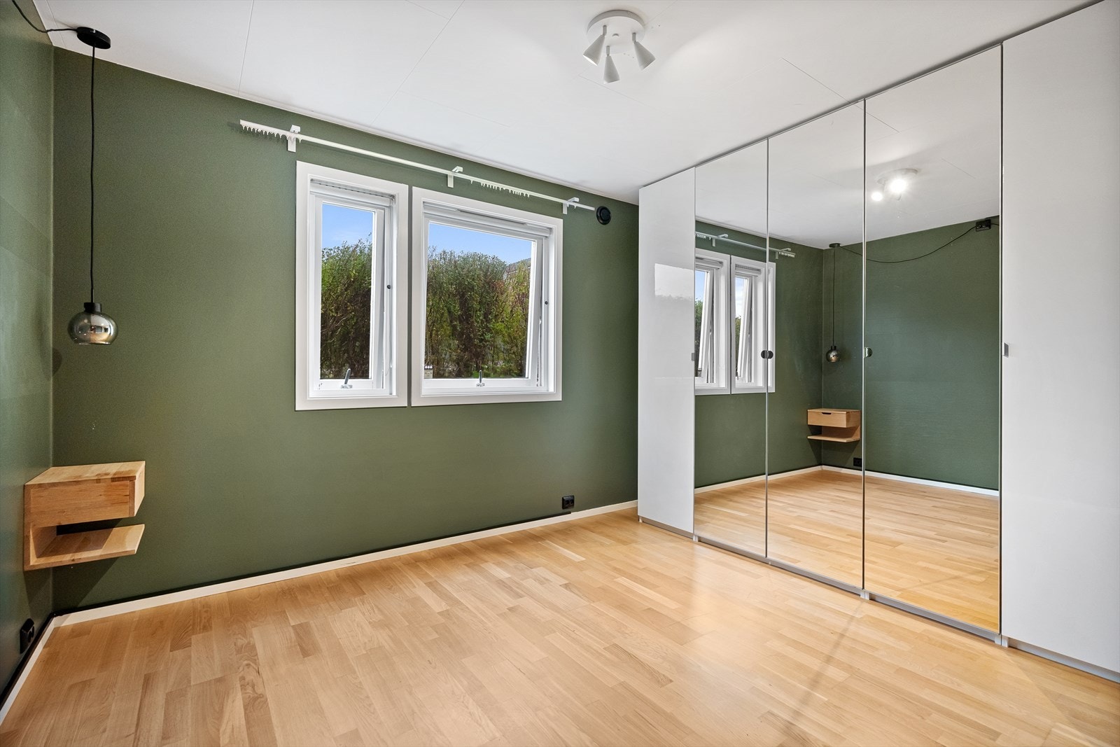 Soverom 1 med stor garderobe Galleribilde