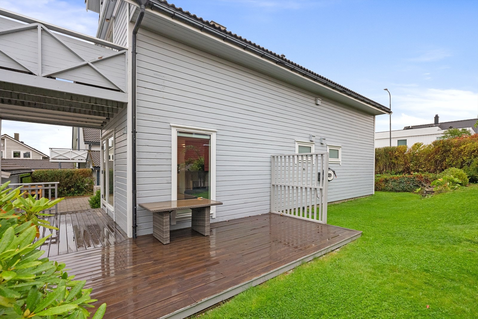 Stor, solrik terrasse. Galleribilde