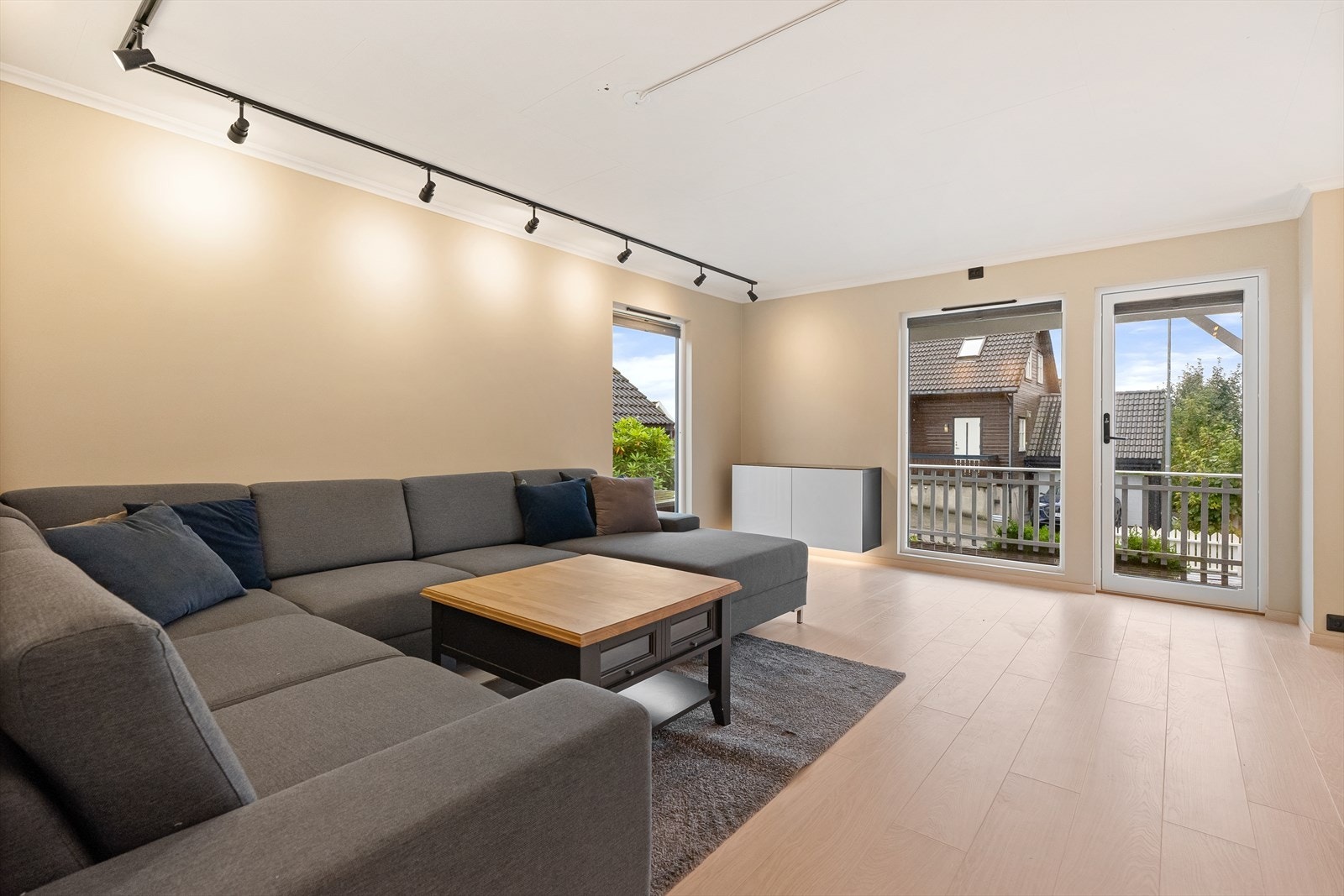 Lys og romslig stue med store vinduer som slipper inn rikelig med naturlig lys og gir en luftig atmosfære. Galleribilde