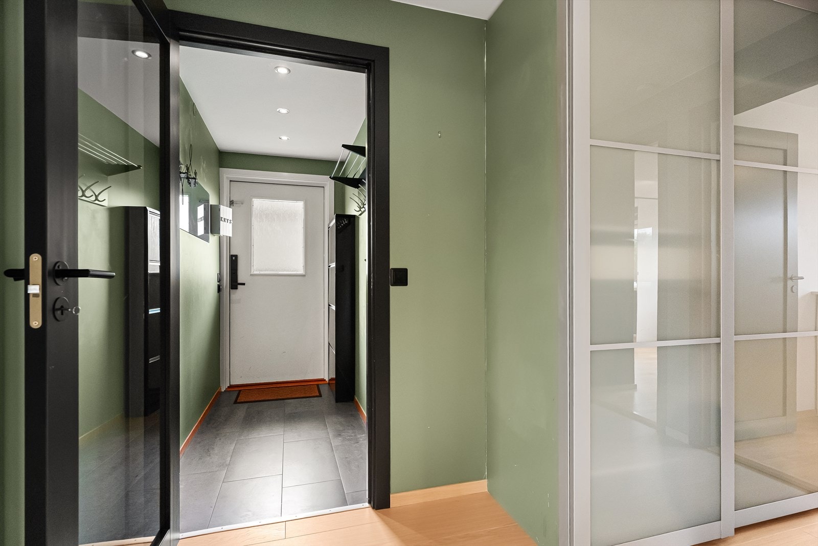 Entre og gang med garderobe Galleribilde