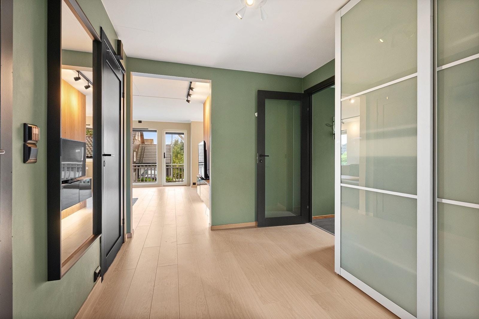 Gang med åpent inn til stuen Galleribilde