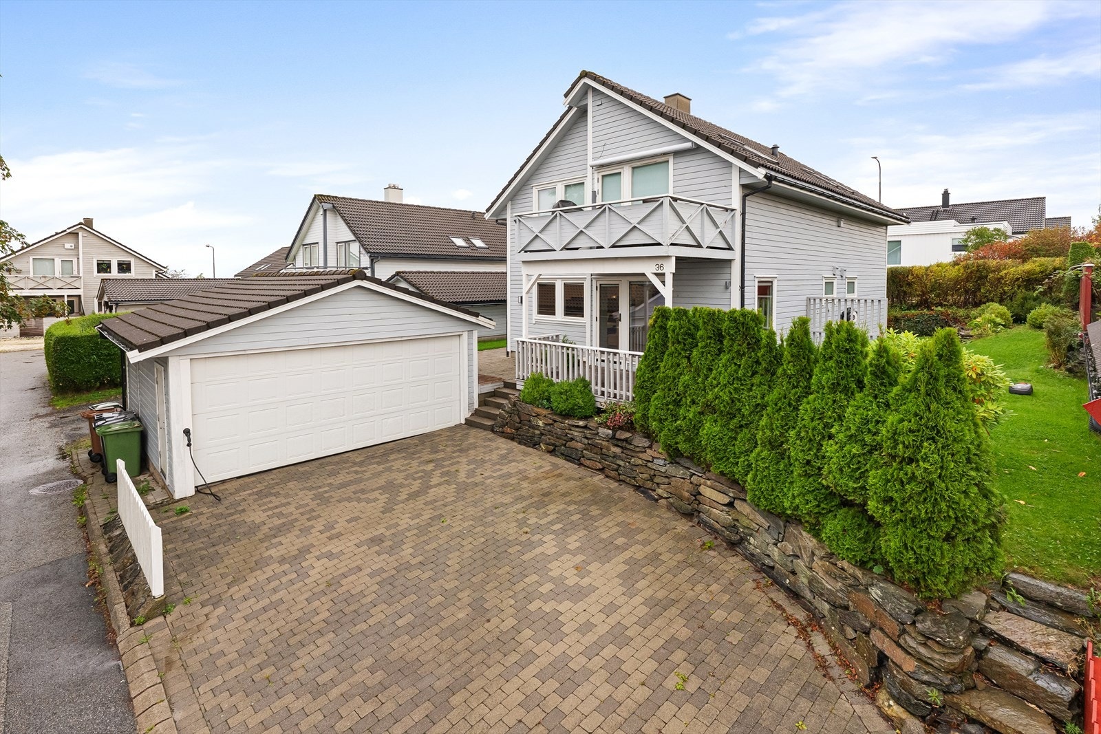 EiendomsMegler1 v/Sjur Svihus presenterer denne kjekke selveierleiligheten med garasje, 2 soverom og stor solrik terrasse Galleribilde