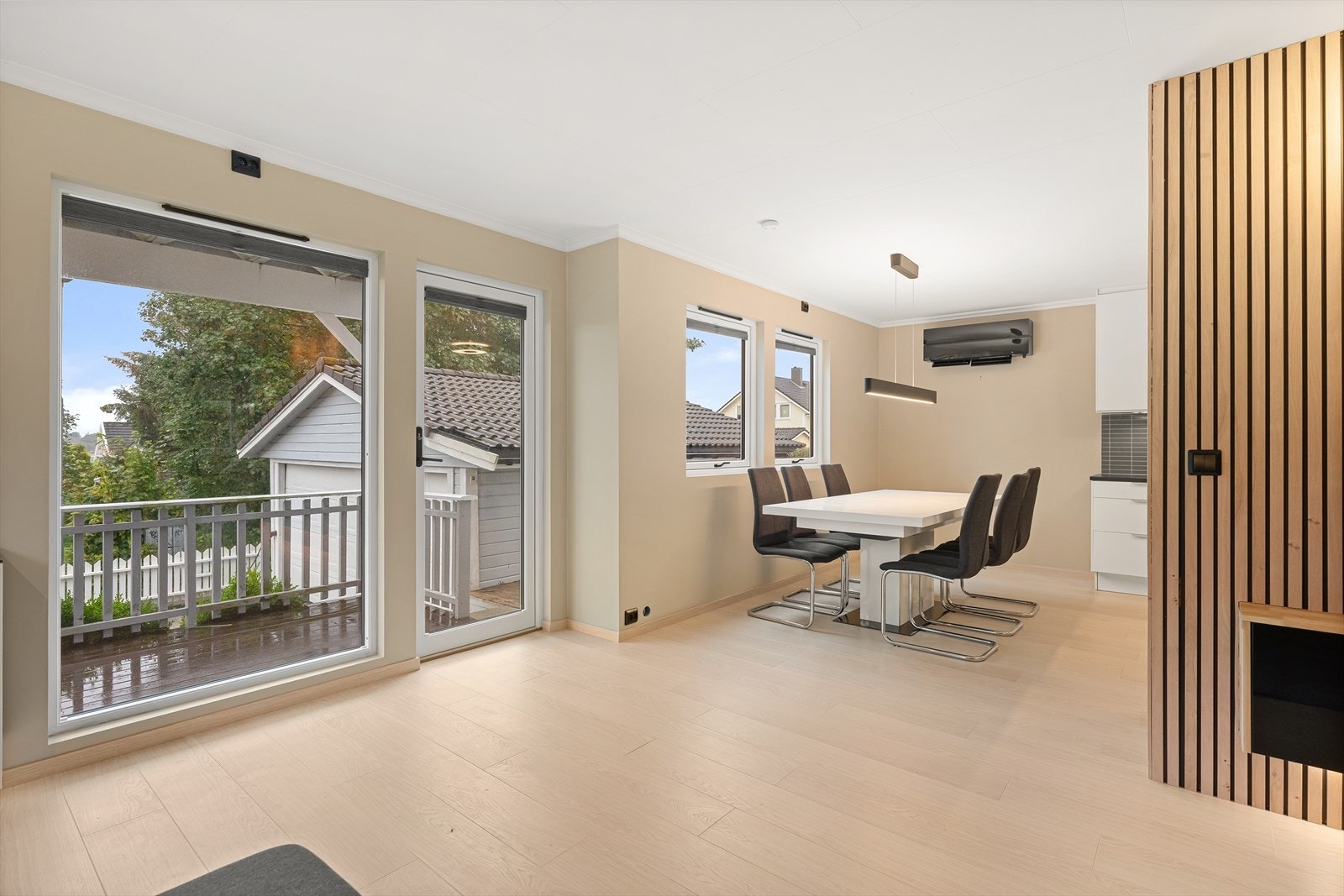 Lys og åpen stue og spisestue med store vinduer og utgang til veranda. Perfekt for hyggelige måltider og sosiale sammenkomster. Galleribilde