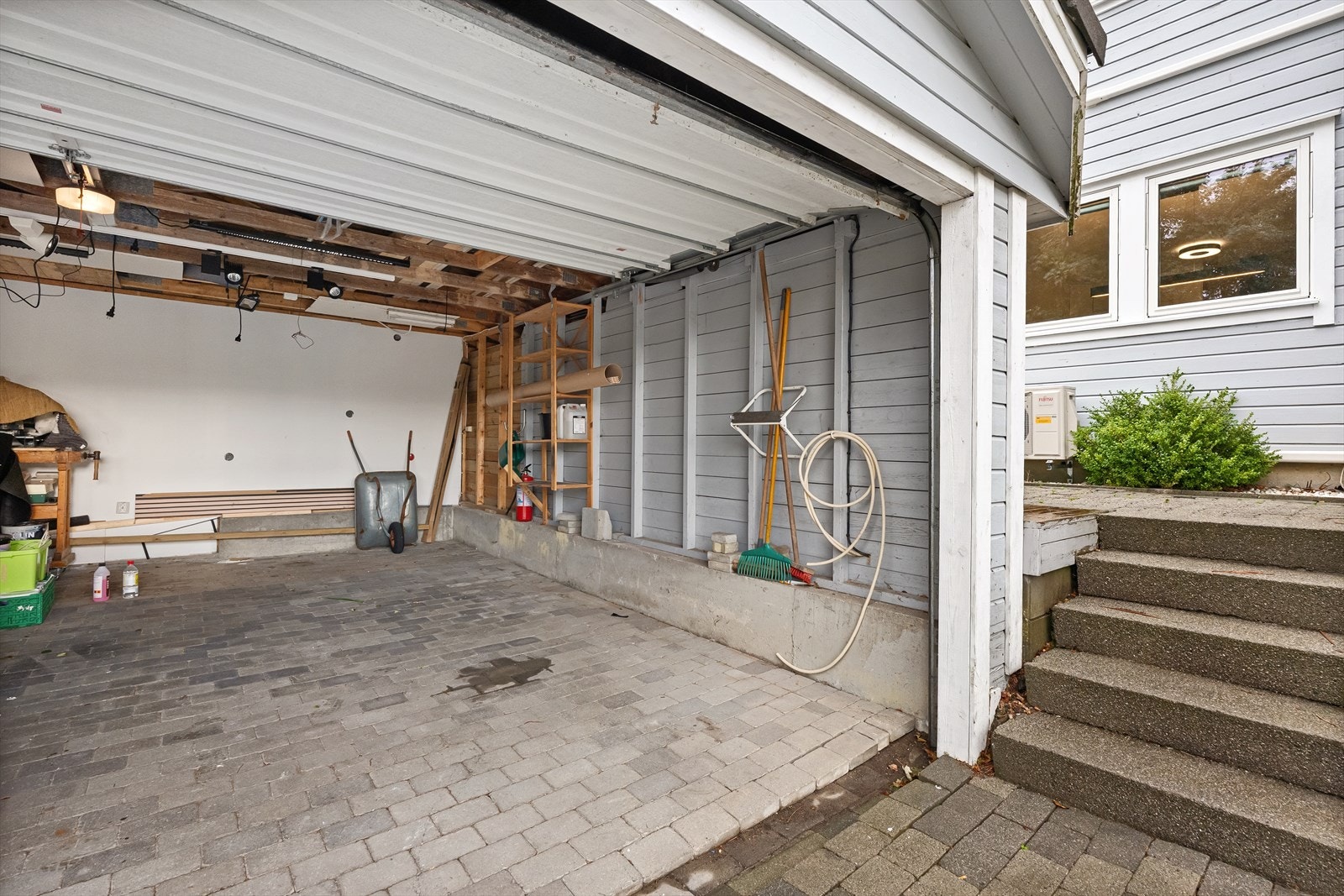 Lys og romslig garasje med praktisk oppbevaringsplass. Aut. port. Galleribilde