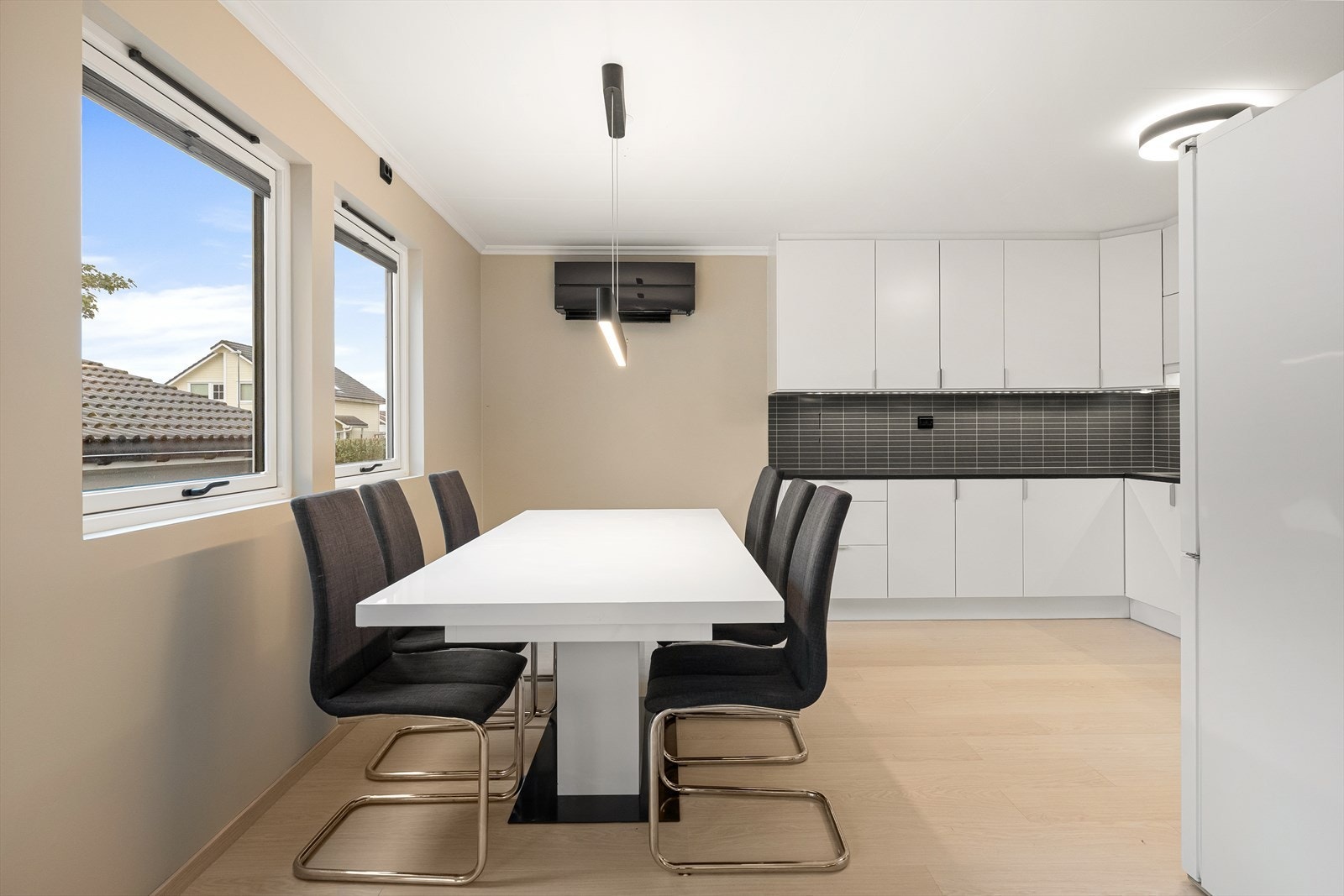 Kjøkken/allrom med plass til stort spisebord Galleribilde