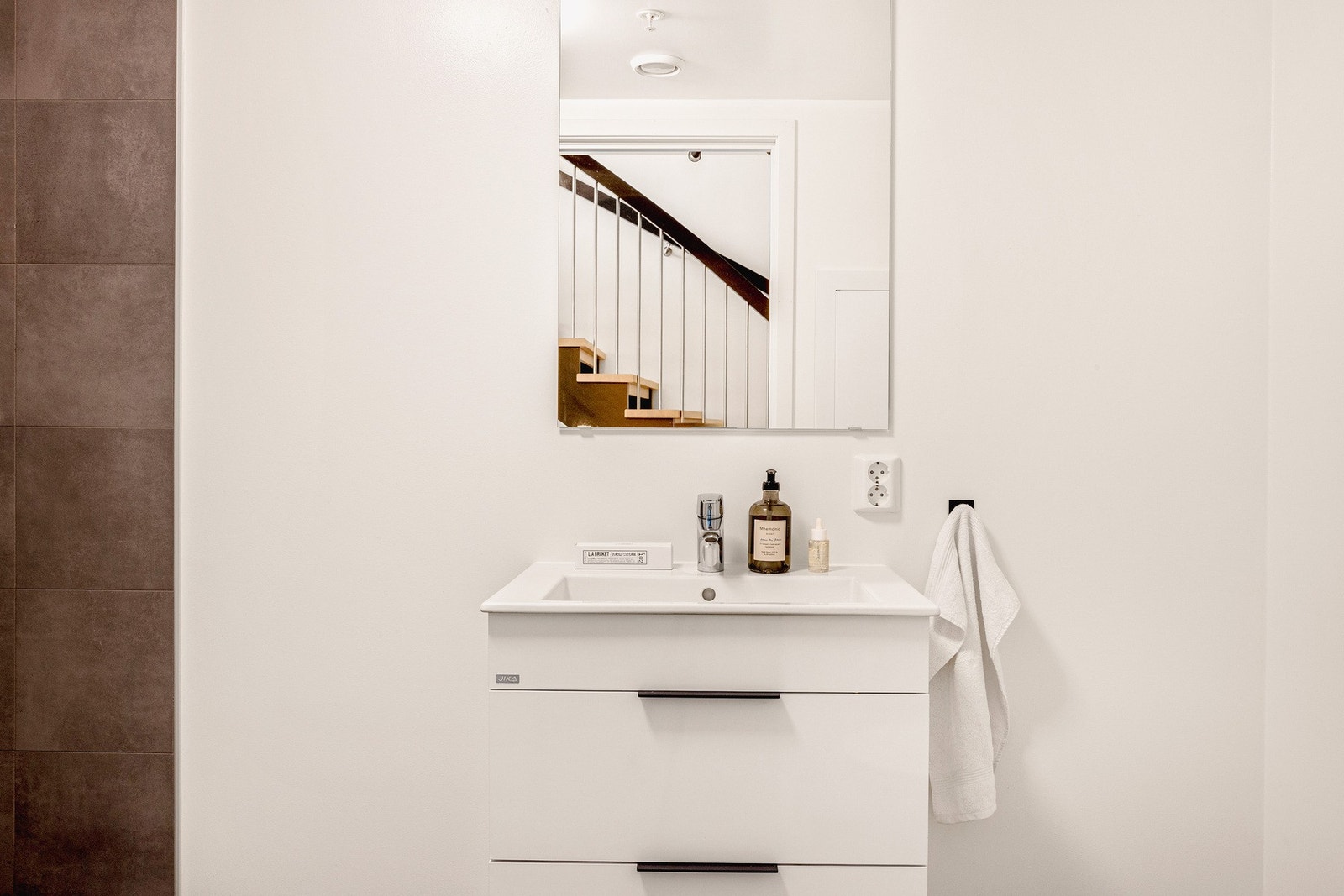 Badet i denne etasjen måles til 4,7 kvm. og er fliselagt på gulv og i dusjsone. Galleribilde