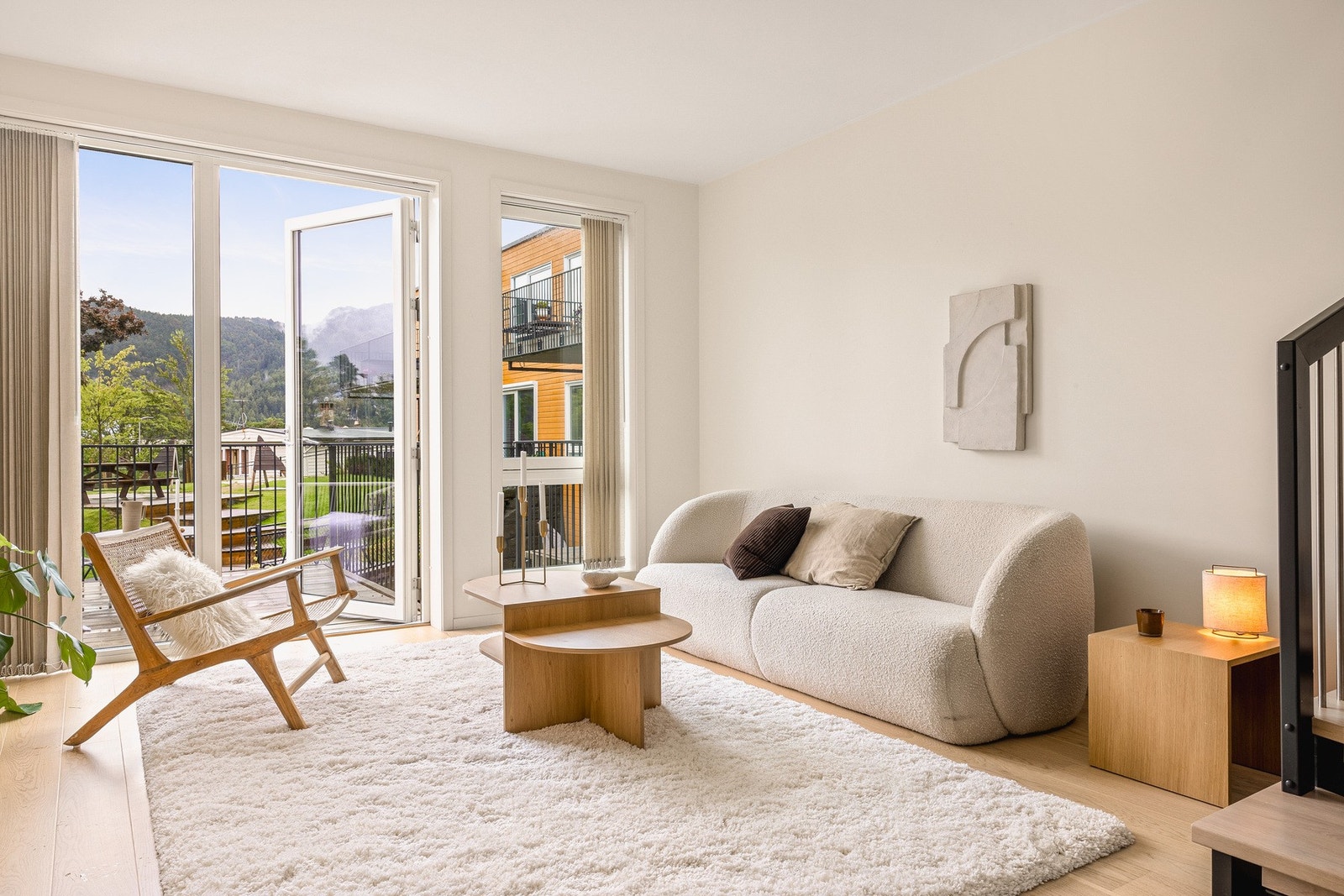 Dette er et rålekkert og strøkent rekkehus som går over tre etasjer med en svært funksjonell og god planløsning. Galleribilde