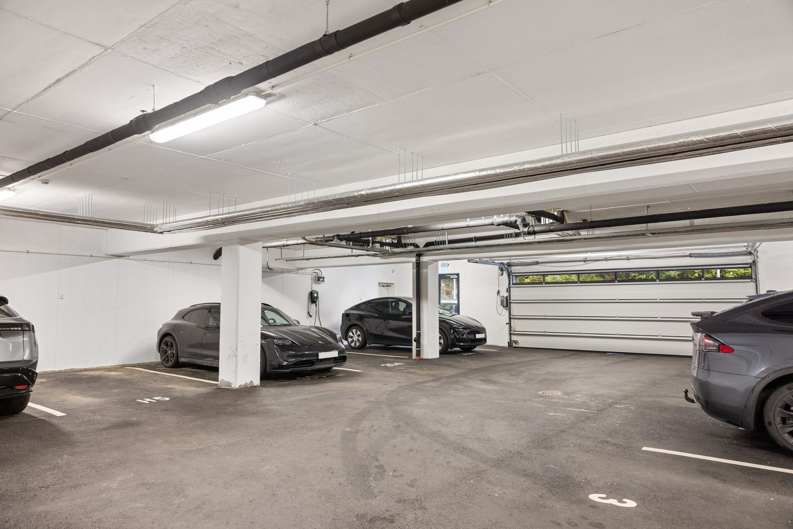 Det medfølger en fast parkeringsplass i felles garasjeanlegg. Galleribilde