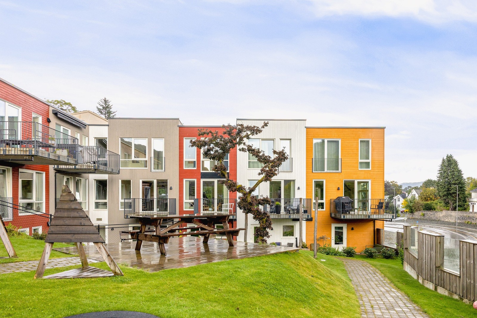 Sameiet består av 19 boligseksjoner og 1 næringsseksjon. Galleribilde