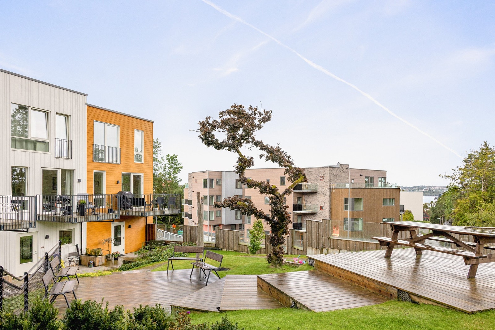 Her kan barna leke i trygge omgivelser, like utenfor døren. Galleribilde