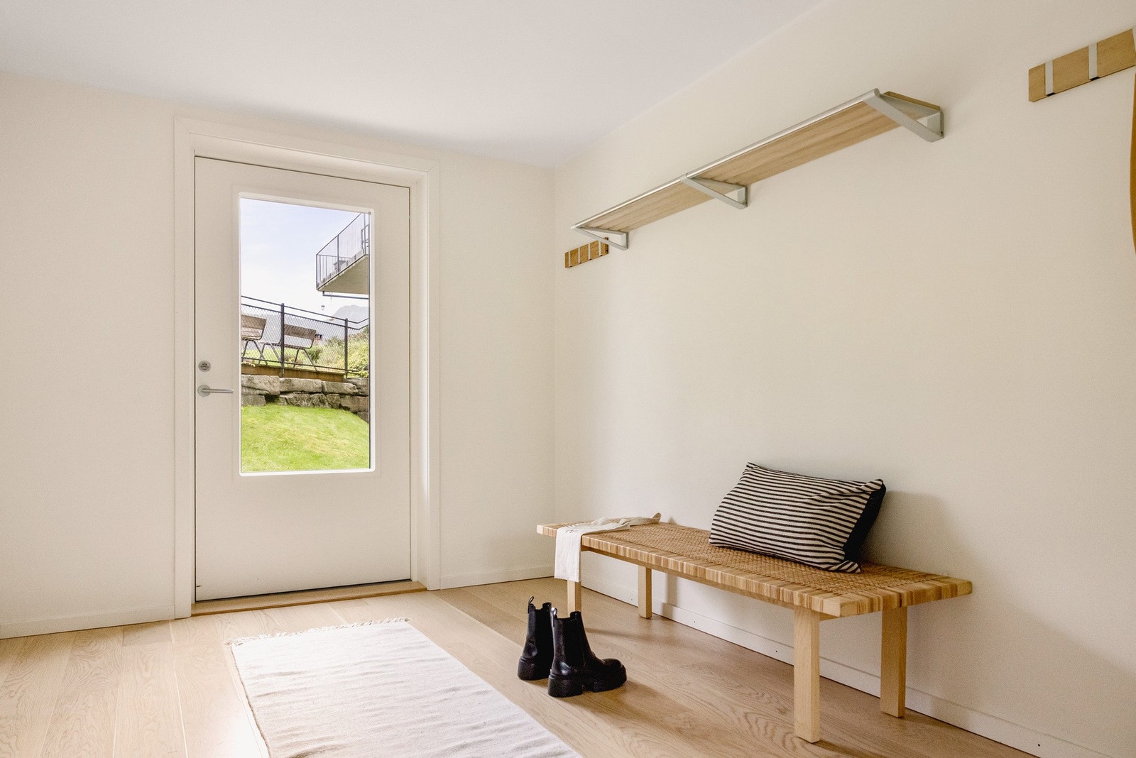 Her har man også adkomst til bod og garderobe. Garderoben kan også benyttes som et kontor dersom man har behov for det! Galleribilde