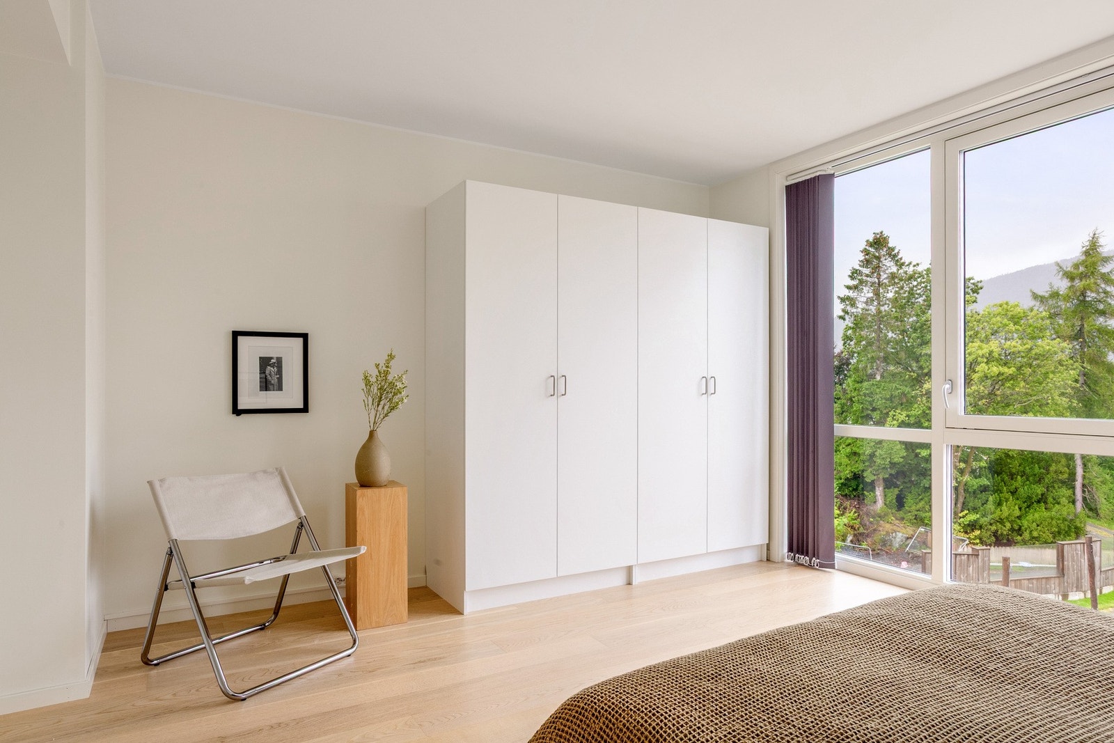 Her er det godt med oppbevaringsplass i et praktisk garderobeskap. Galleribilde