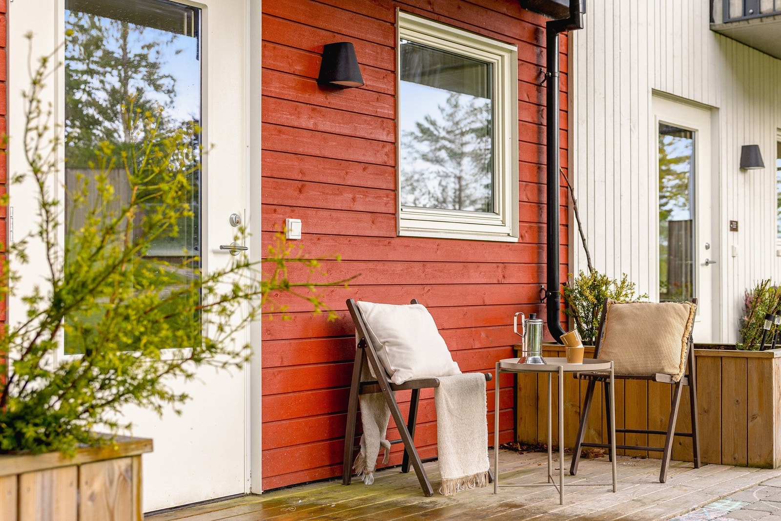 Inngangspartiet er pent opparbeidet og delvis under tak. Galleribilde