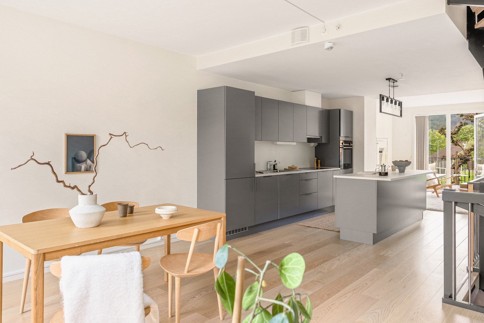 På den andre siden av kjøkkenet er det god plass til en spisegruppe av god størrelse. Galleribilde