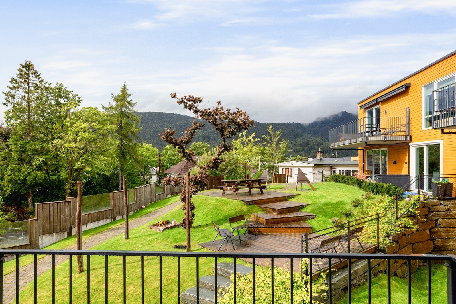 Siden balkongen vender mot nordvest kan man nyte den siste kveldssolen her. Galleribilde