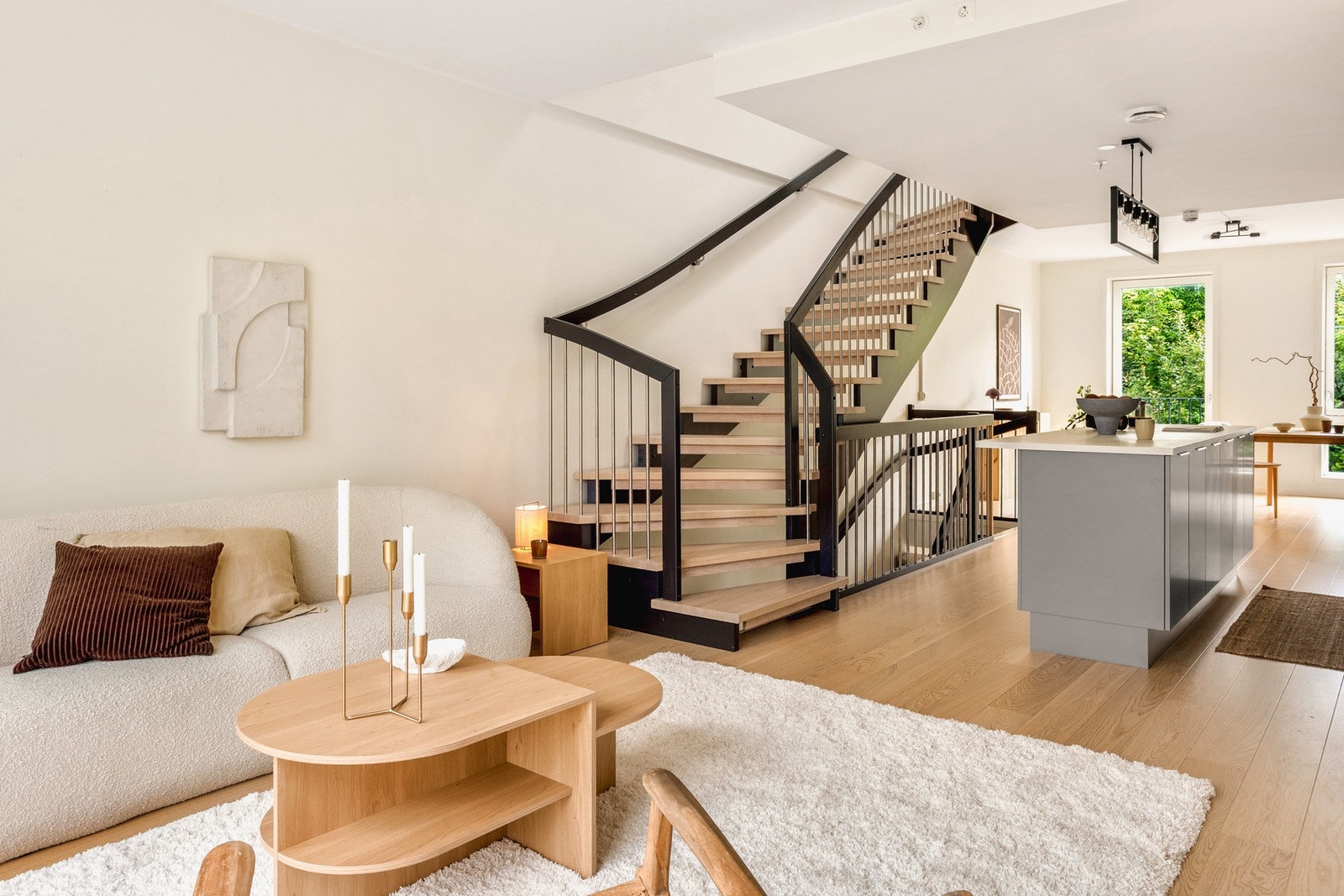 Her har man god plass til den favoriserte sofakroken. Galleribilde