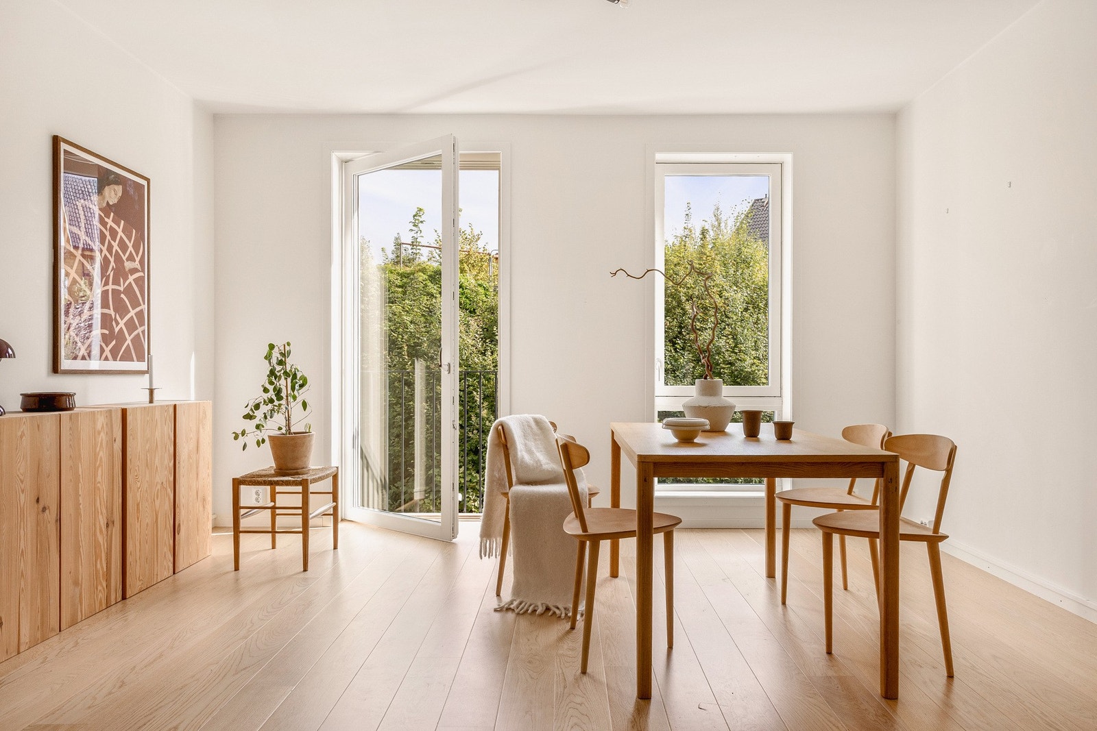 Boligen har gjennomgående 1-stavs parkett på gulv, foruten om badene som er fliselagt. Galleribilde